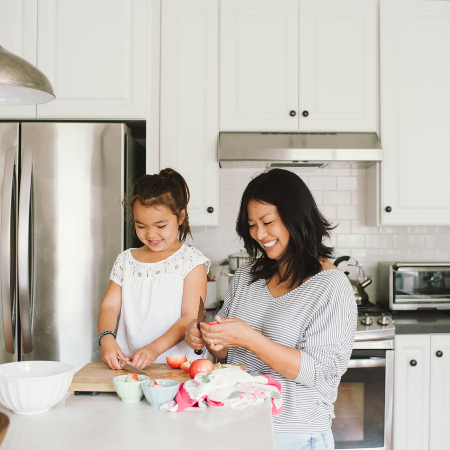 Holiday Gift Guide: Best cooking gifts for kids (and Moms)!
