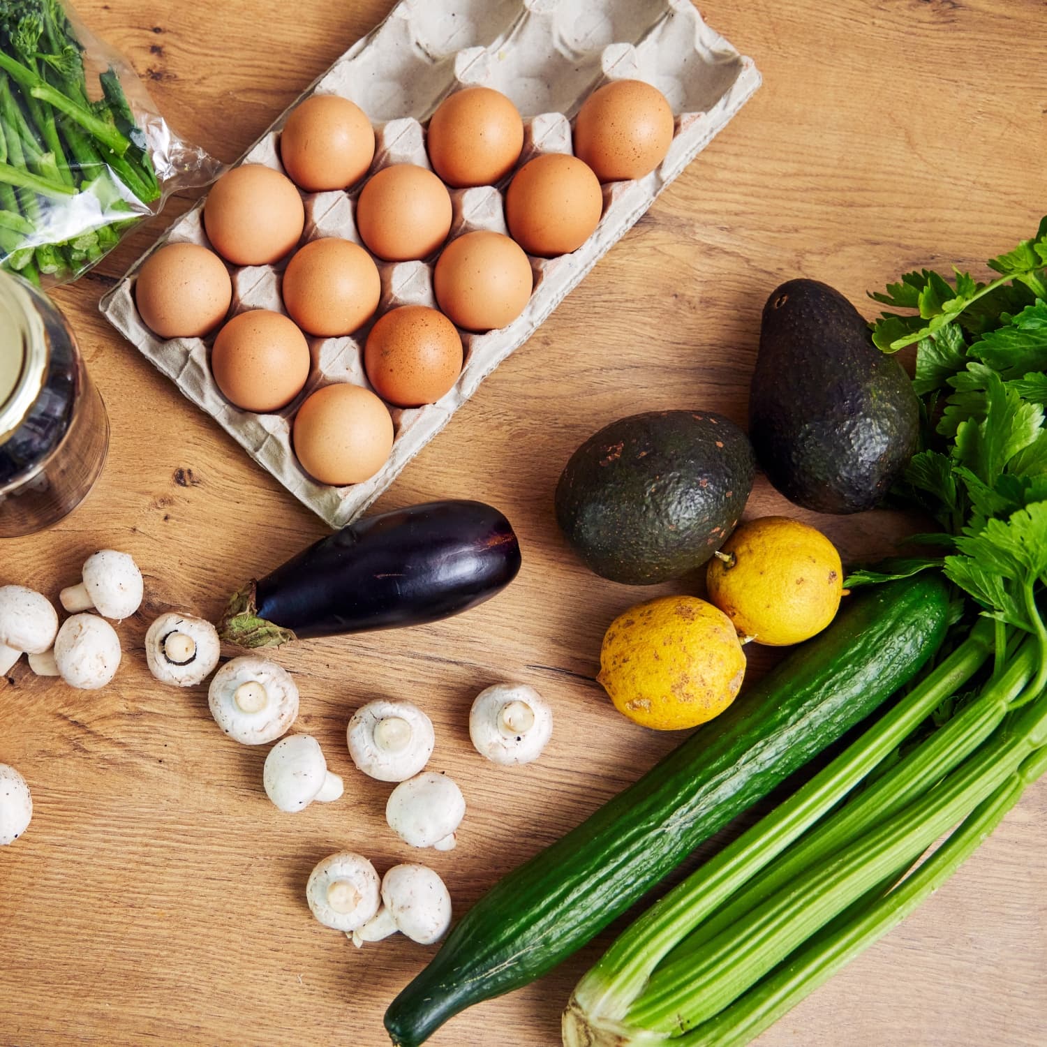 How to use an egg slicer to effortlessly slice fruits and vegetables