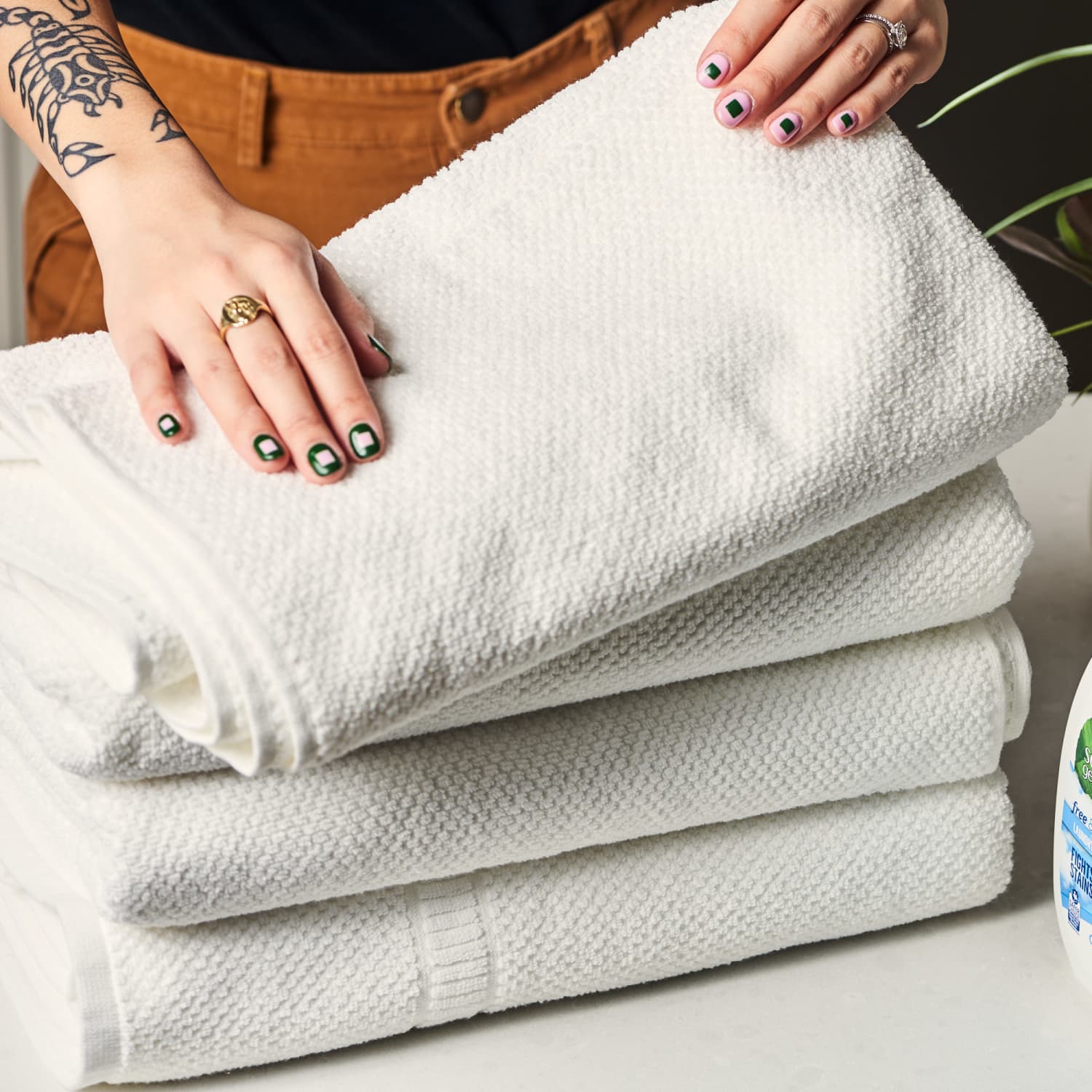 How to Buy Bath Towels Expert Guide to Fabric Absorbency Stores Apartment Therapy