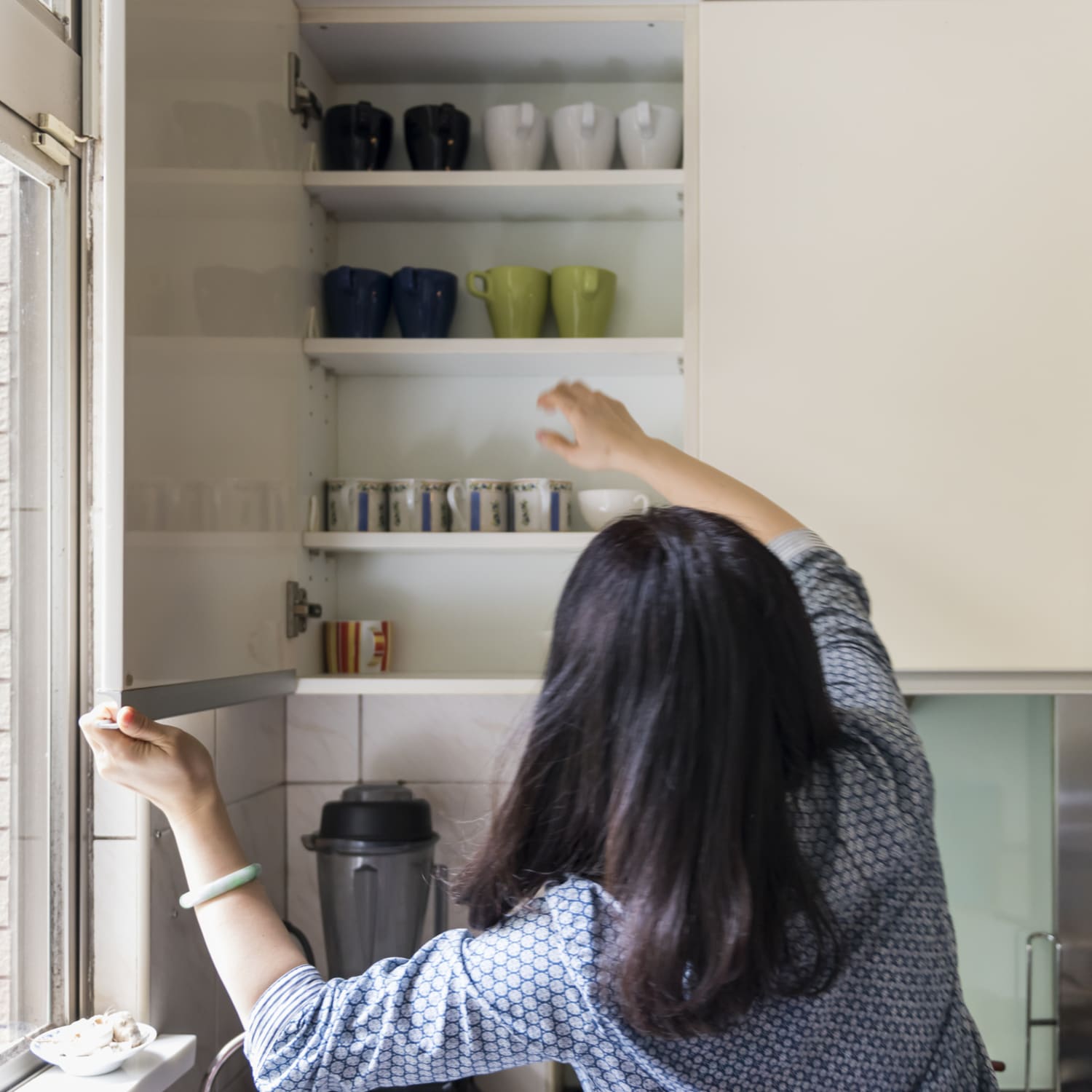 7 Smart Organizers for Plates Bowls Glasses and Flatware The