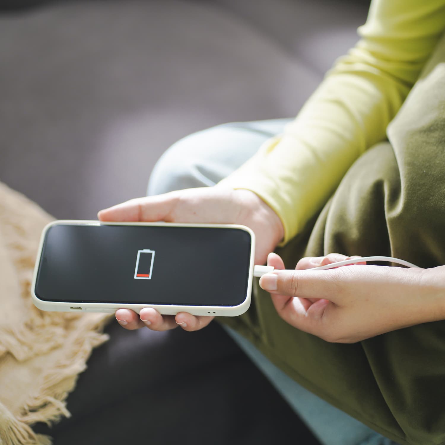 How to charge a battery without a sales charger
