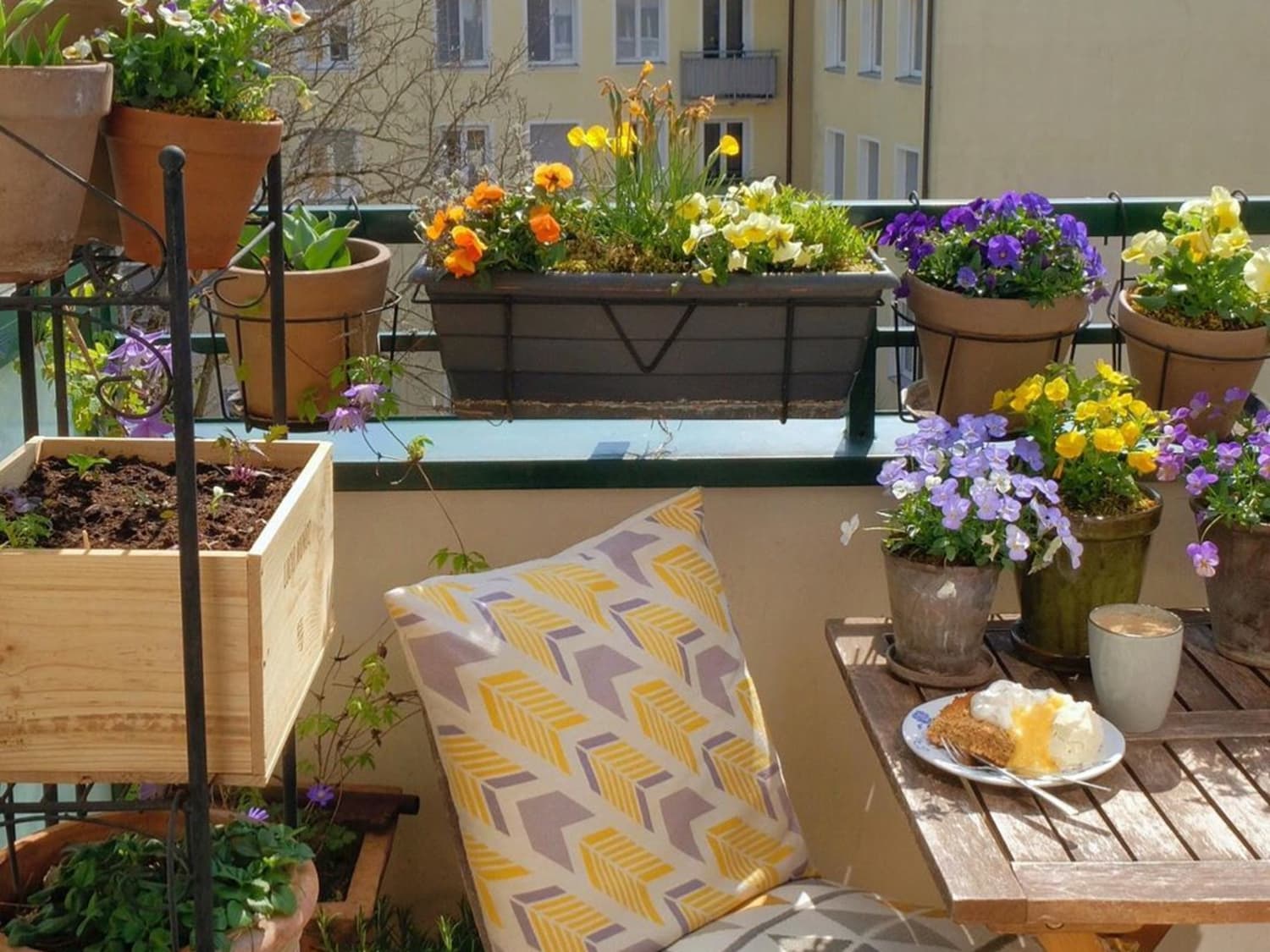 10 Balcony Garden Ideas How To Grow Plants On A Small Balcony Apartment Therapy