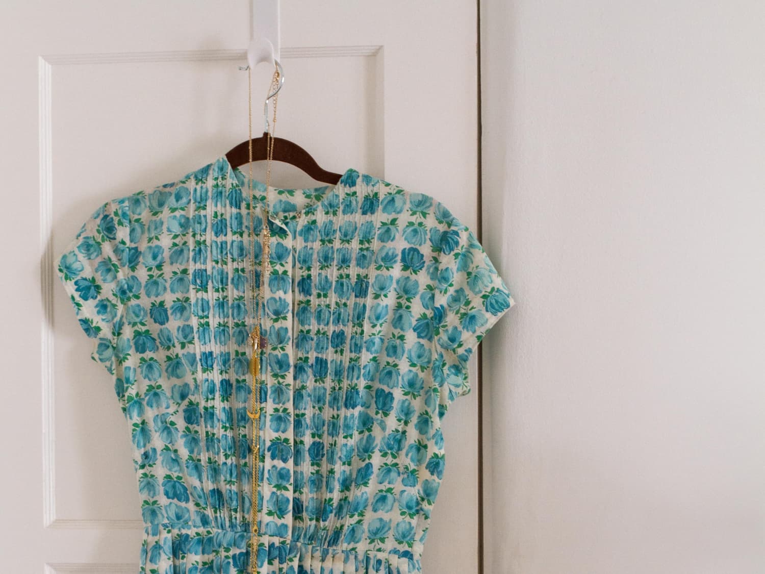 Everything You Need To Know About Steaming Your Clothes Including Why It S Way Better Than Ironing Apartment Therapy