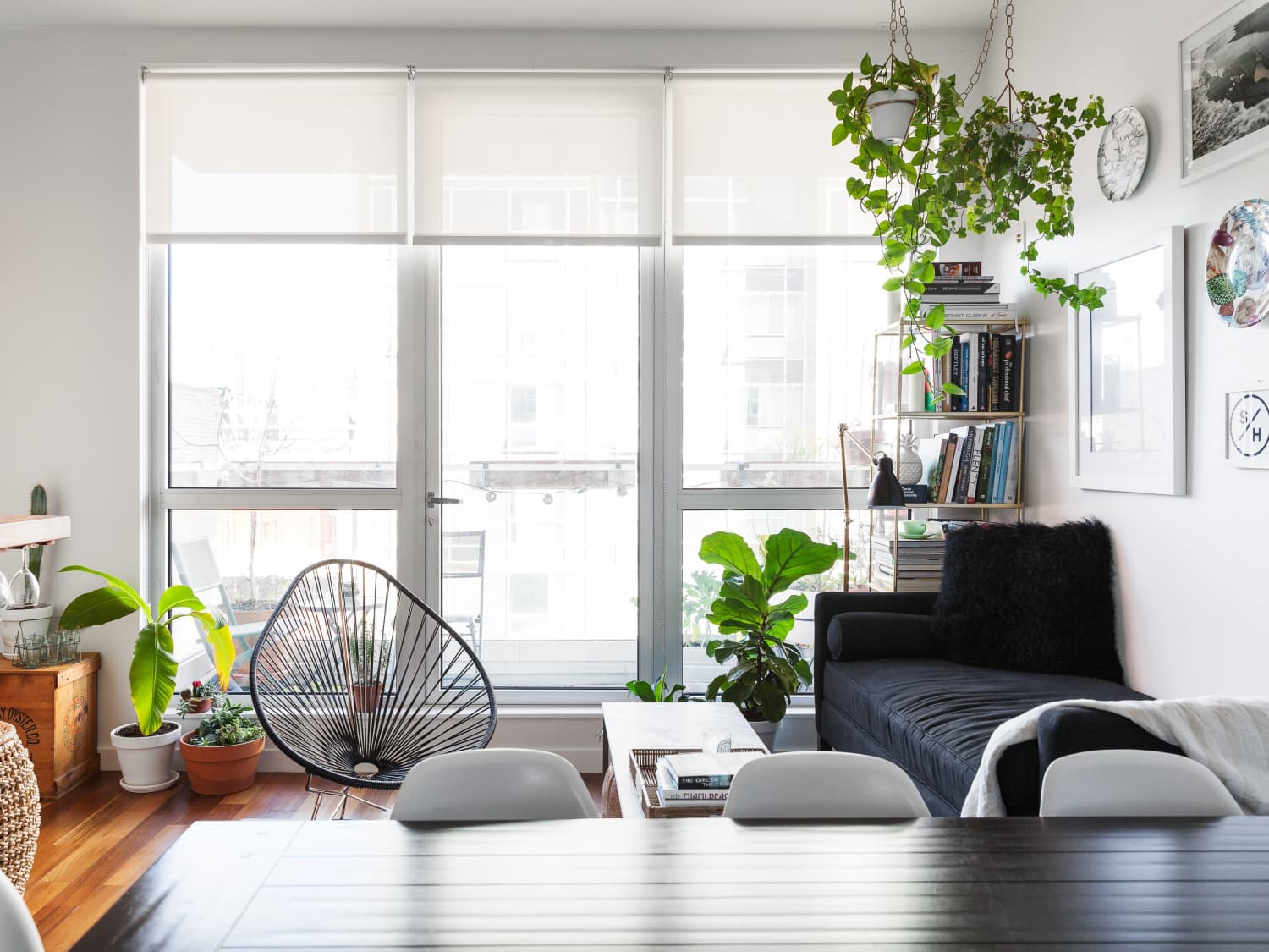 How To Decorate A Small Space With Large Scale Pieces Apartment Therapy