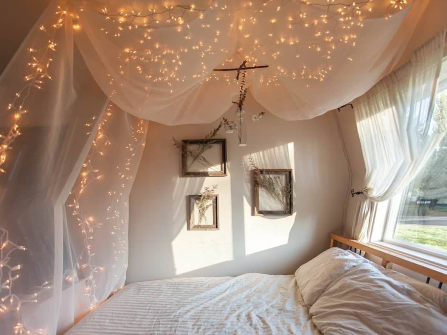 Nine Creative Ways to Use String Lights in the Bedroom   Apartment ...