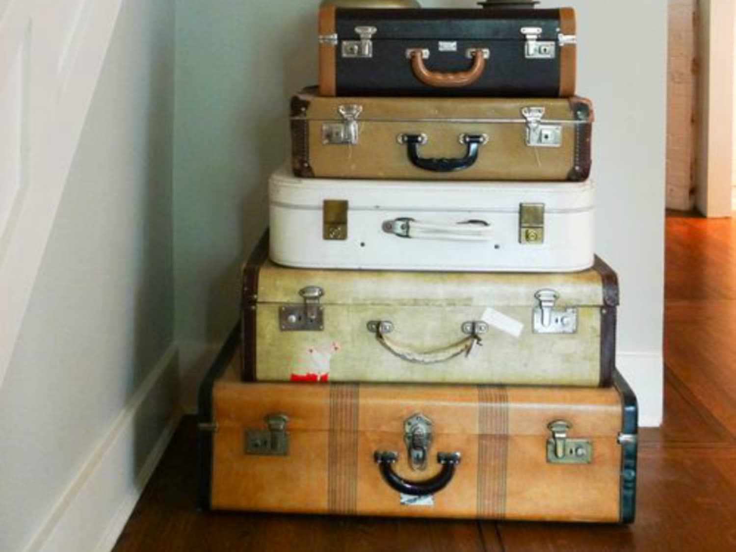 How to Repurpose an Old Suitcase for your Home Decor