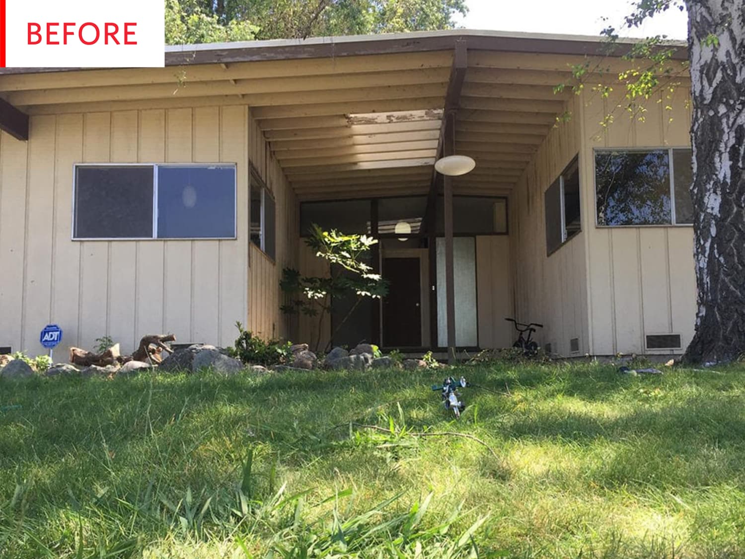 Mid-Century Ranch Exterior House Paint After Photos | Apartment Therapy, image size:1500x1125