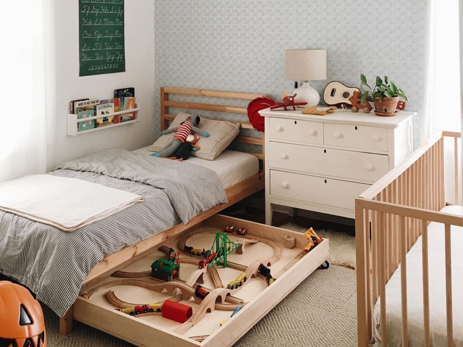 Clever Ideas for Using the Space Under Kids' Beds | Apartment Therapy, image size:1500x1125