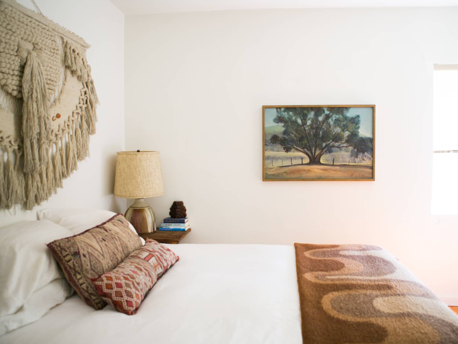 Working With White Walls 6 Ideas From Bold Bedrooms Of Real Life Rentals Apartment Therapy