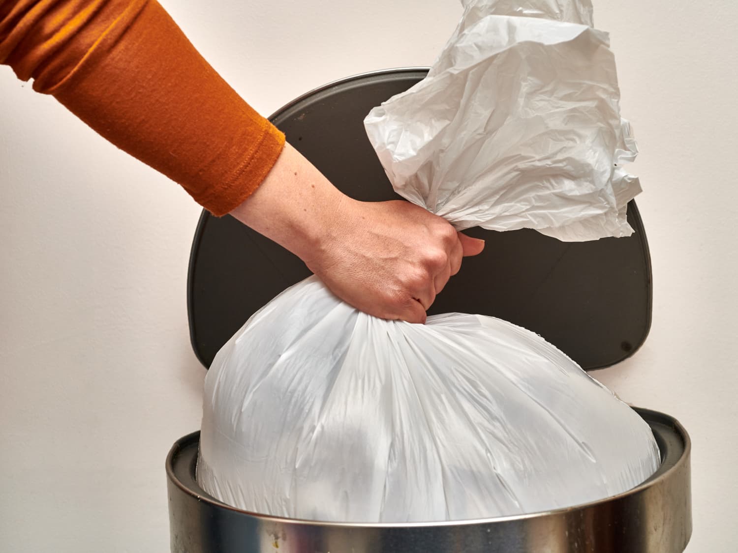 How To Place a Trash Bag in a Trash Can So it Won't Fall 