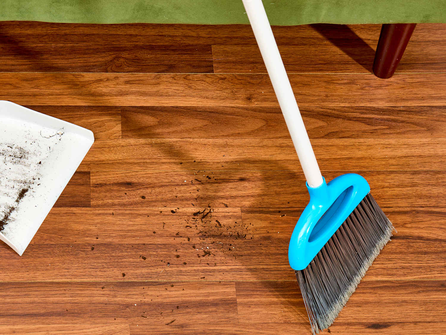 My Sister-in-Law's Wet Broom Trick Is Brilliant | Apartment Therapy, image size:1500x1125