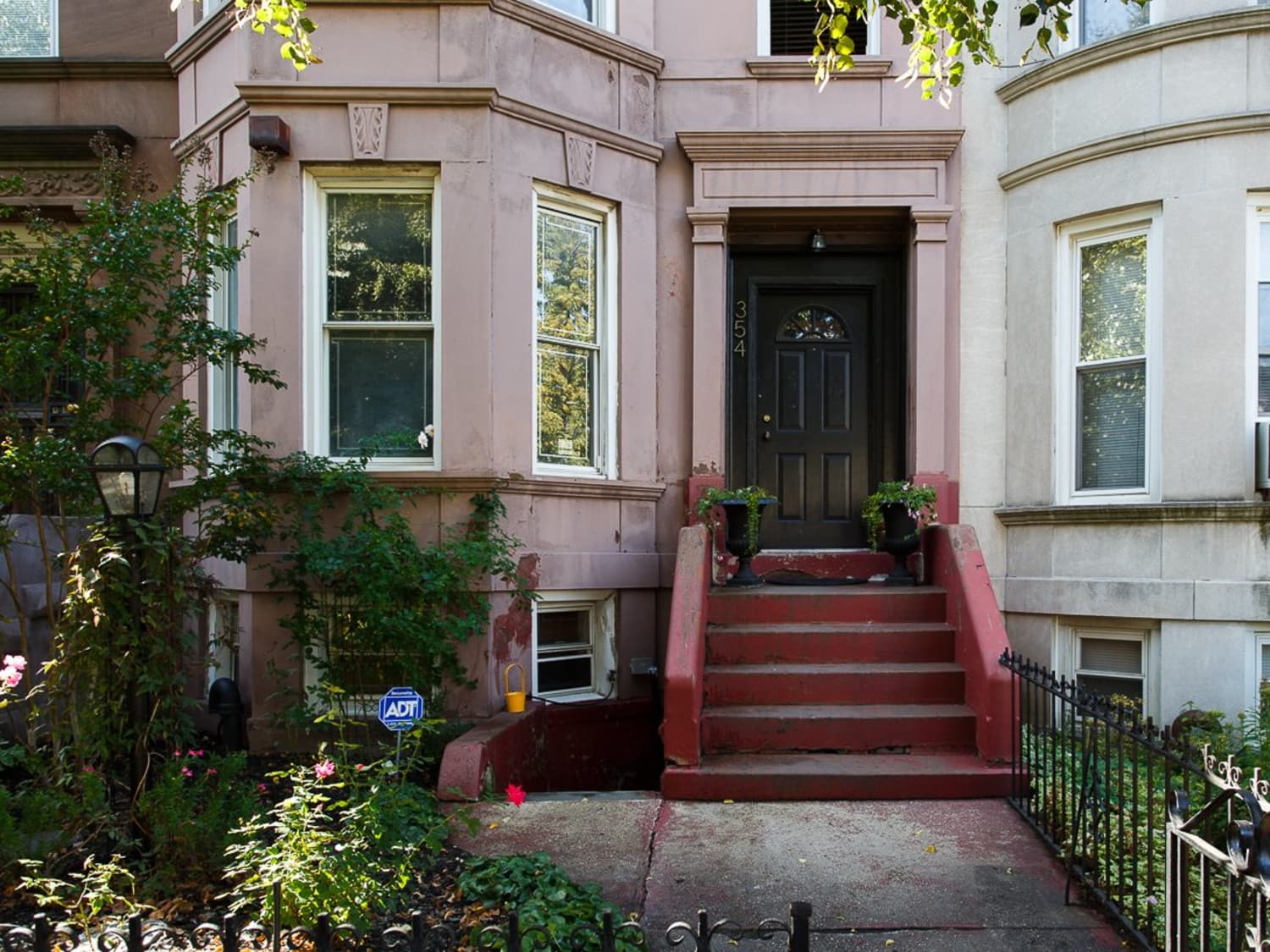 How to Increase Your Curb Appeal As a Renter | Apartment Therapy, image size:1500x1125