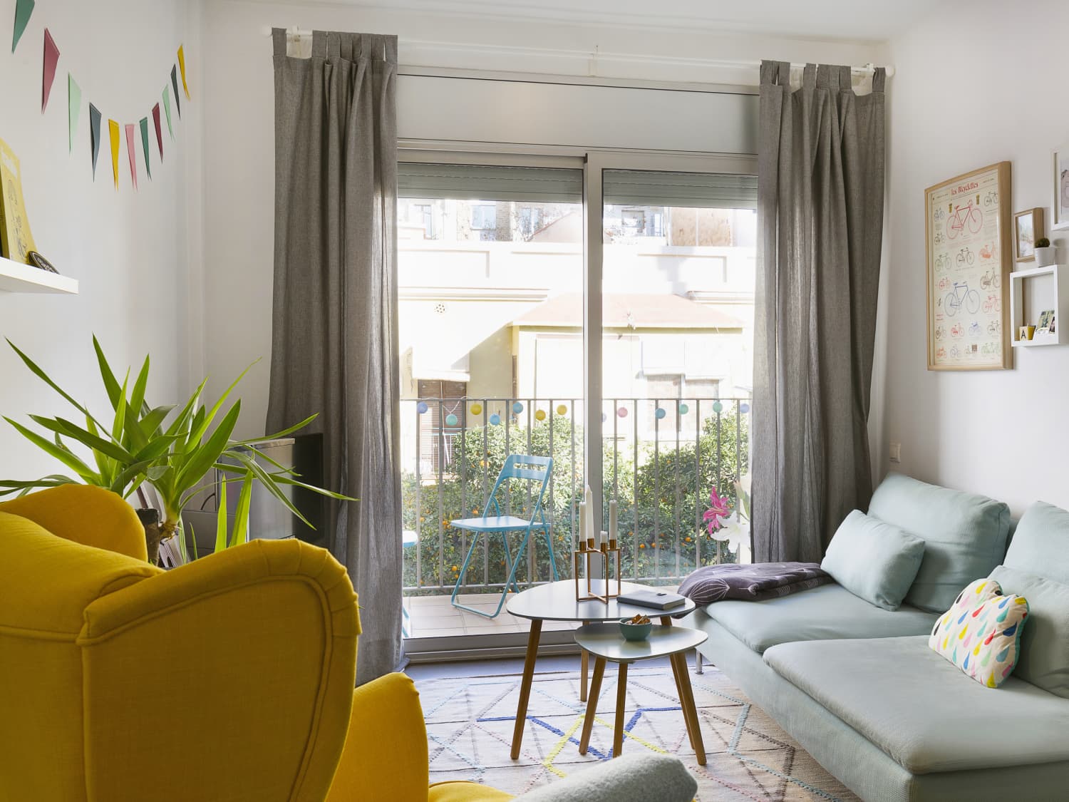 Small Space Coffee Table Ideas : 34 Small Living Room Ideas Decor And Designs For Small Sitting Rooms Homes Gardens / Glass coffee tables add square footage to a small room by leaving the floor space visible, which helps to create the illusion of more space.