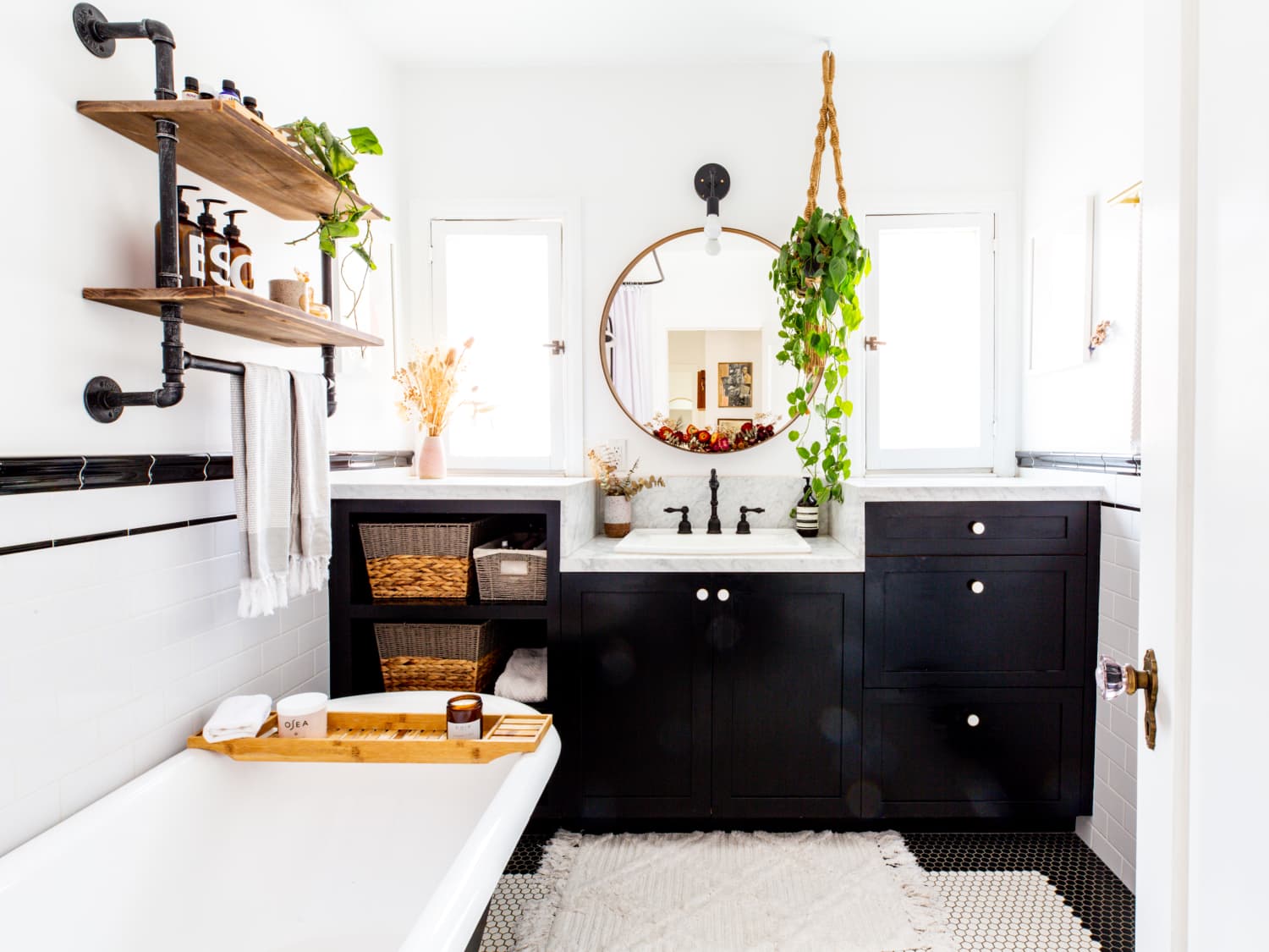 Here's an Easy, Cheap Way to Display Dried Flowers in a Bathroom |  Apartment Therapy, image size:1500x1125
