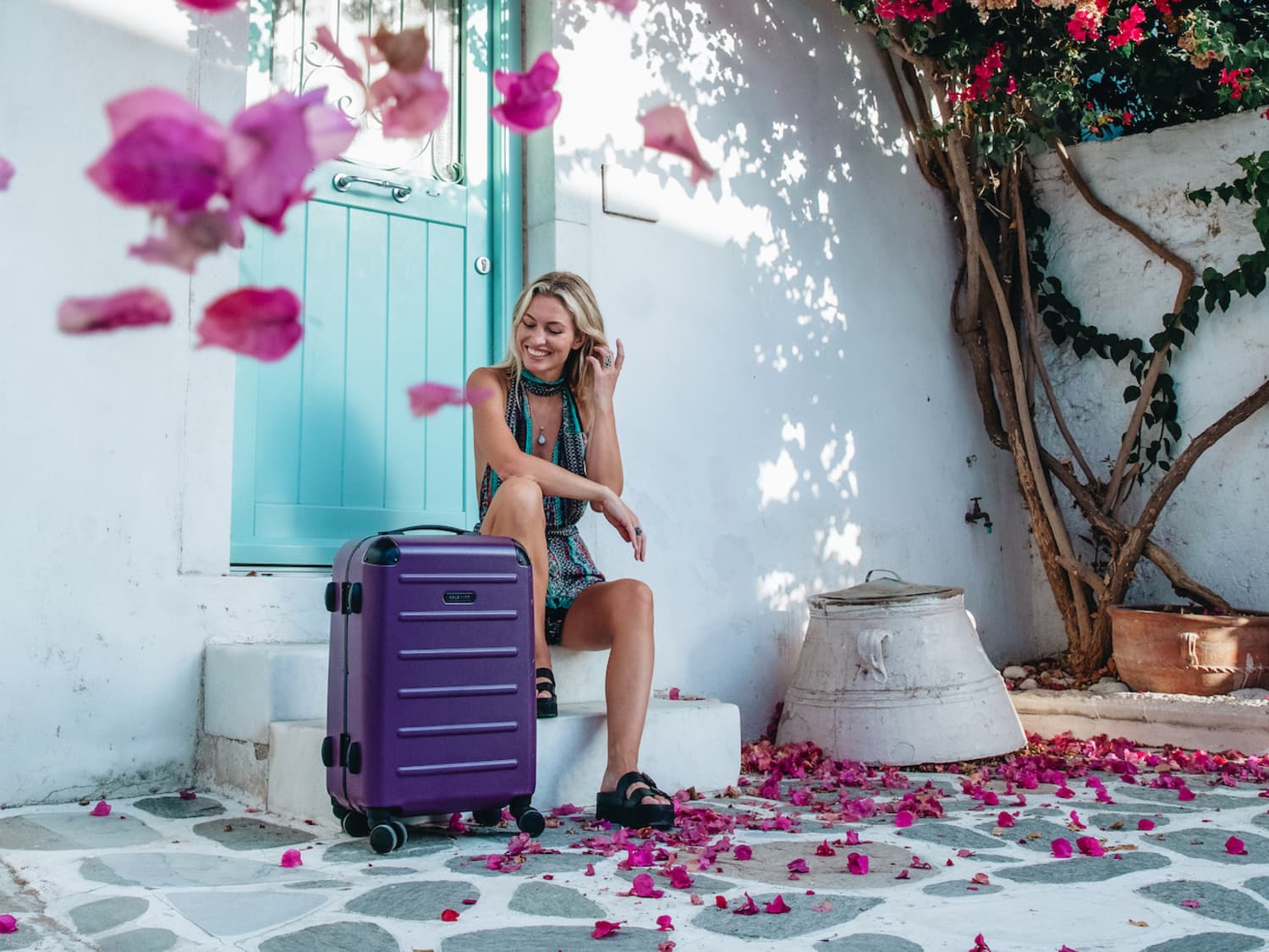 Carry-On Closet 2.0 - Suitcase with built in shelves 