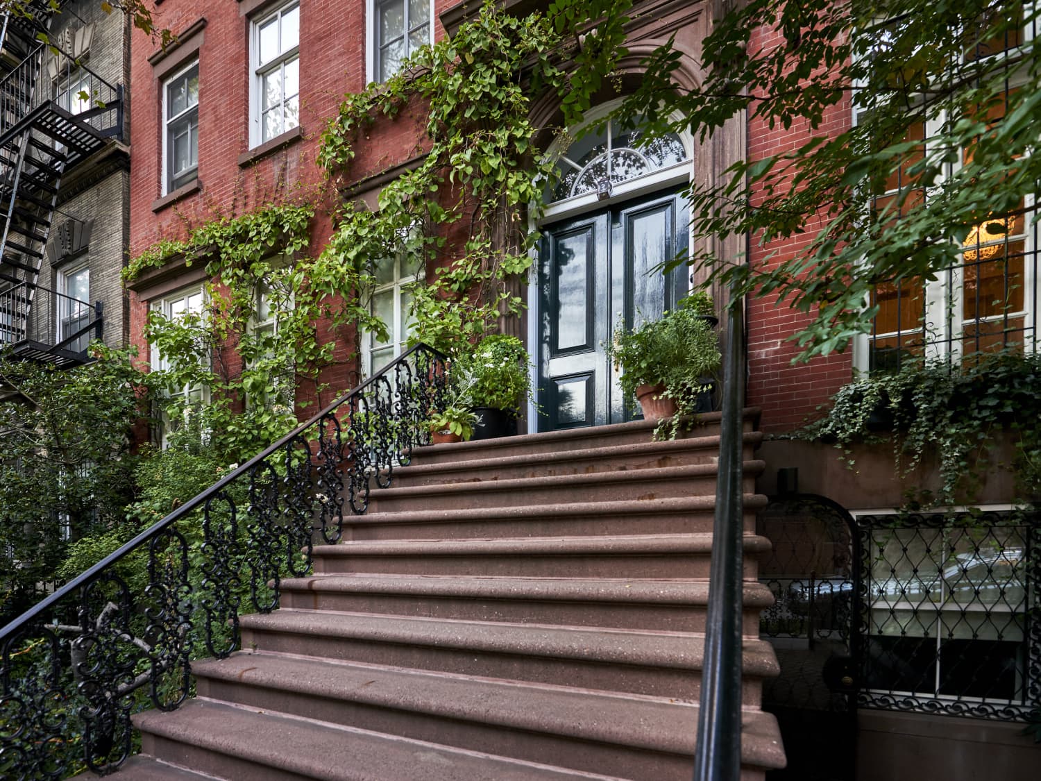 5 Little Things Real Estate Experts Do to Make Your Front Steps Look Neater  | Apartment Therapy, image size:1500x1125