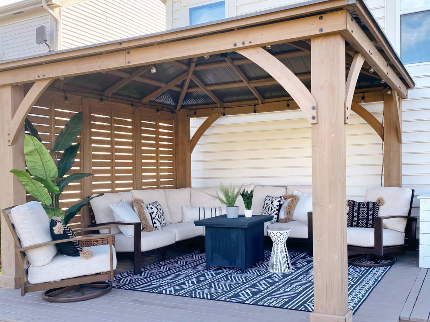 Transform Your Deck Into an Oasis: Top 5 Outdoor Rugs for Decks