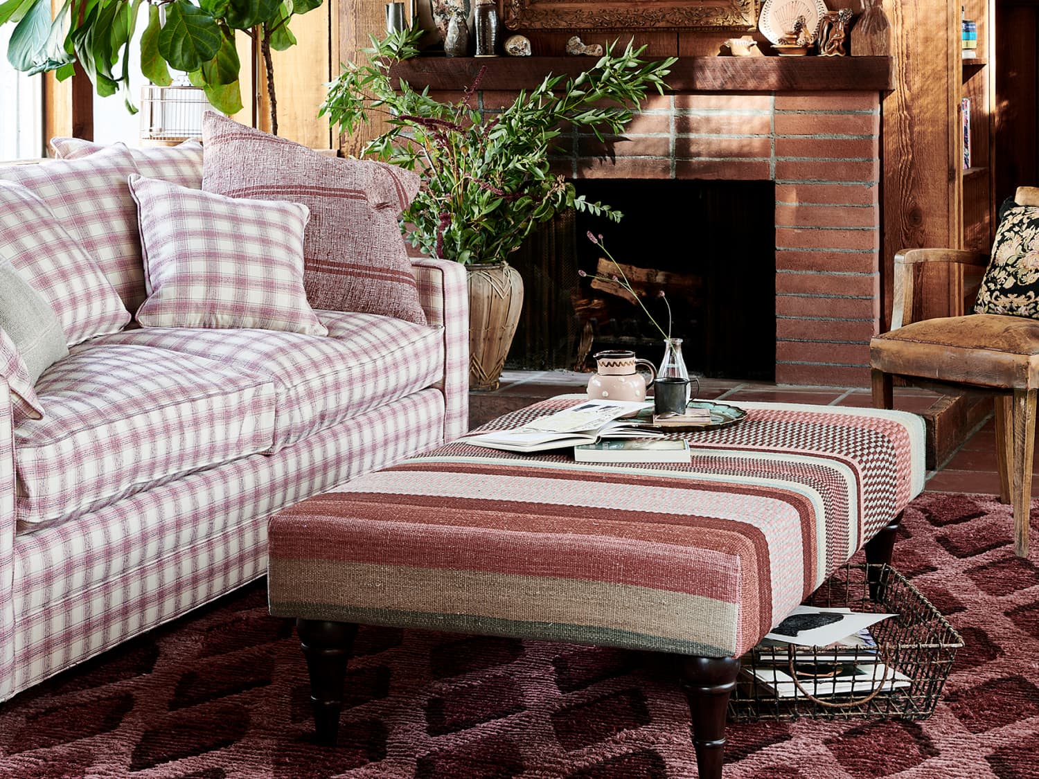 https://cdn.apartmenttherapy.info/image/upload/f_jpg,q_auto:eco,c_fill,g_auto,w_1500,ar_4:3/at%2Fstyle%2Fhadley-square-arm-upholstered-sofa-87-pink-plaid-horizontal