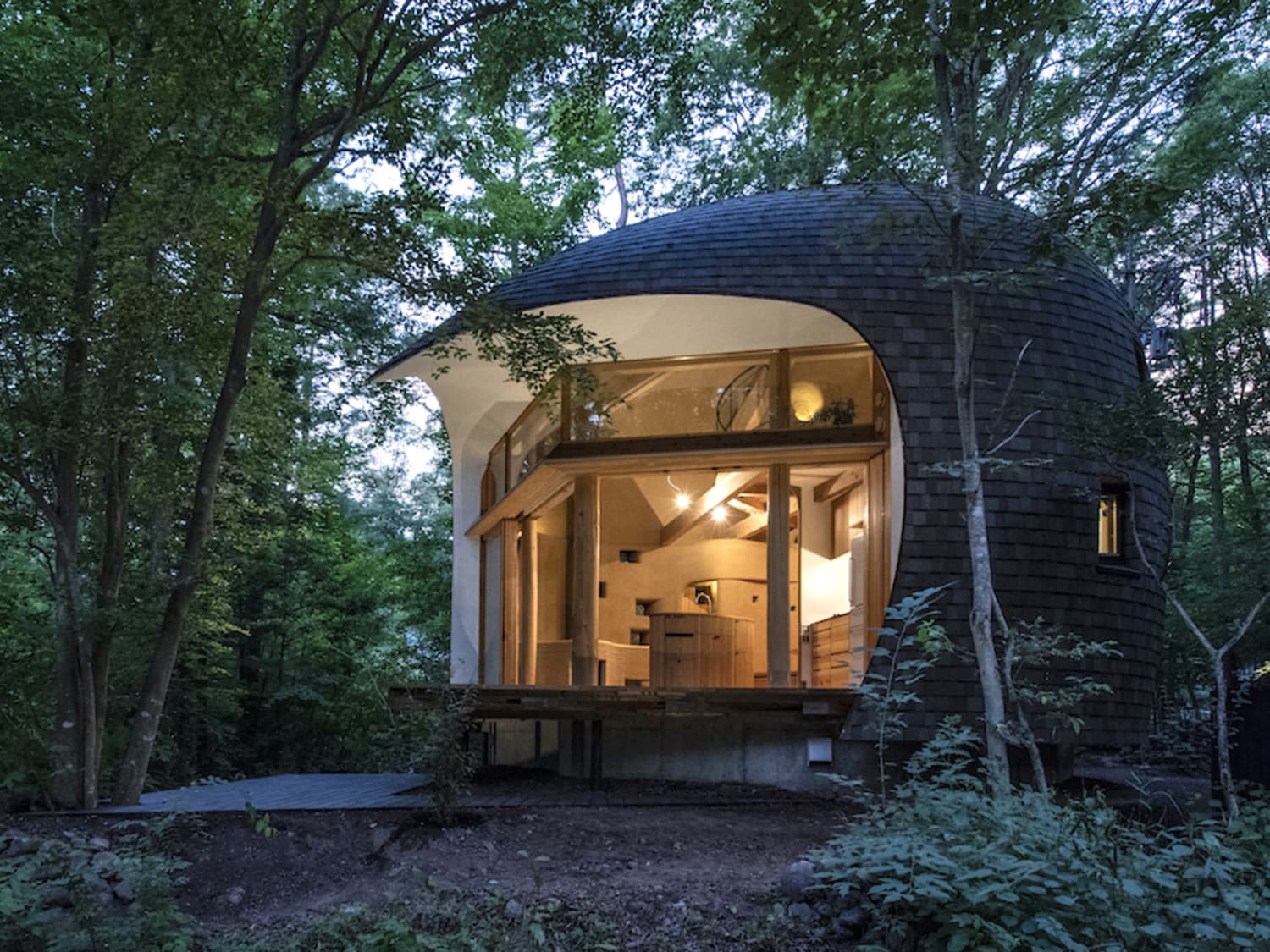 house on the hill ストライプの上下 A Tiny House Shaped Like a Shell in Japan Blends Into its Forest