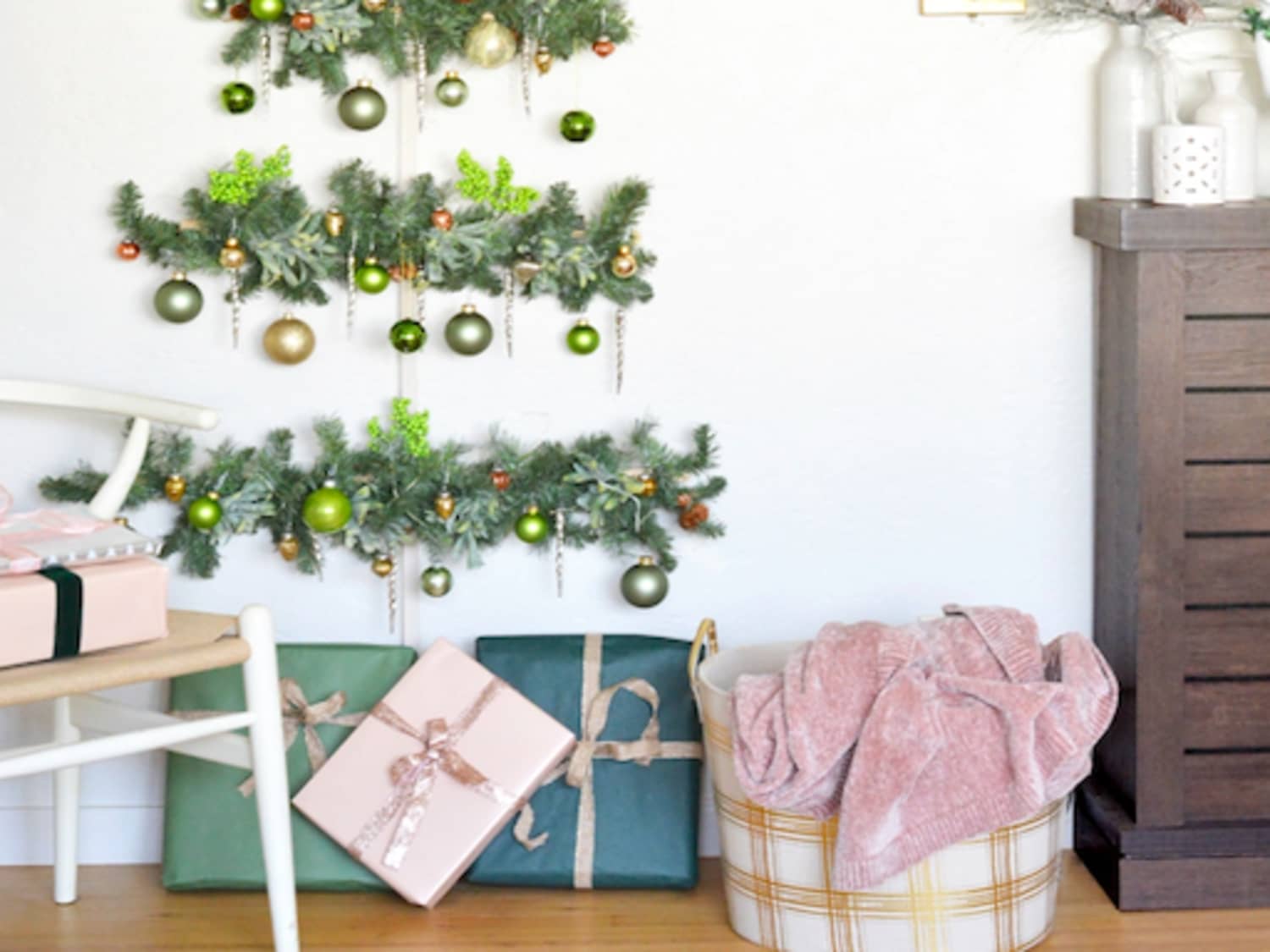 Điểm tô christmas tree decoration on wall cho phòng khách và phòng ngủ