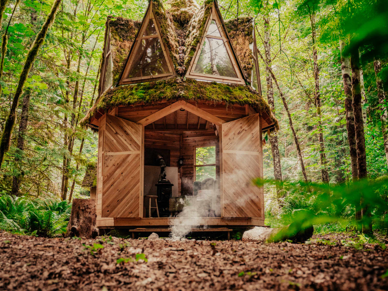 【国産】 Tiny House Cabin 215 SF Woods Moss | Apartment Therapy 洋書