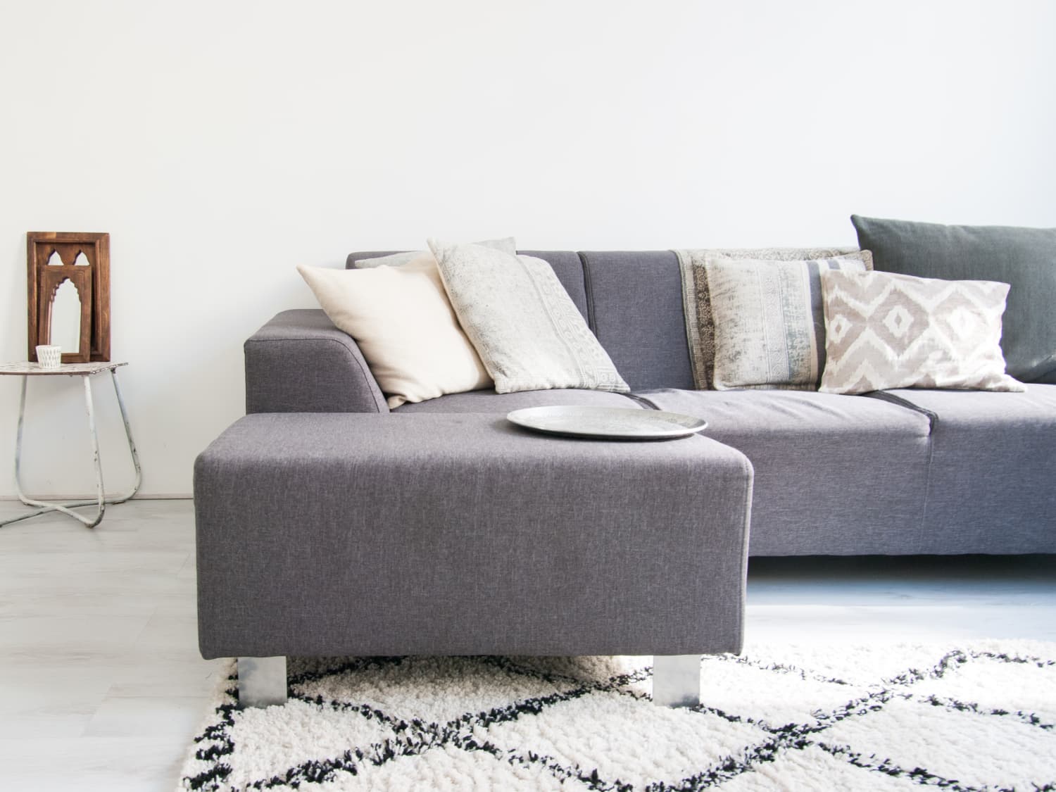 Living room store without center table