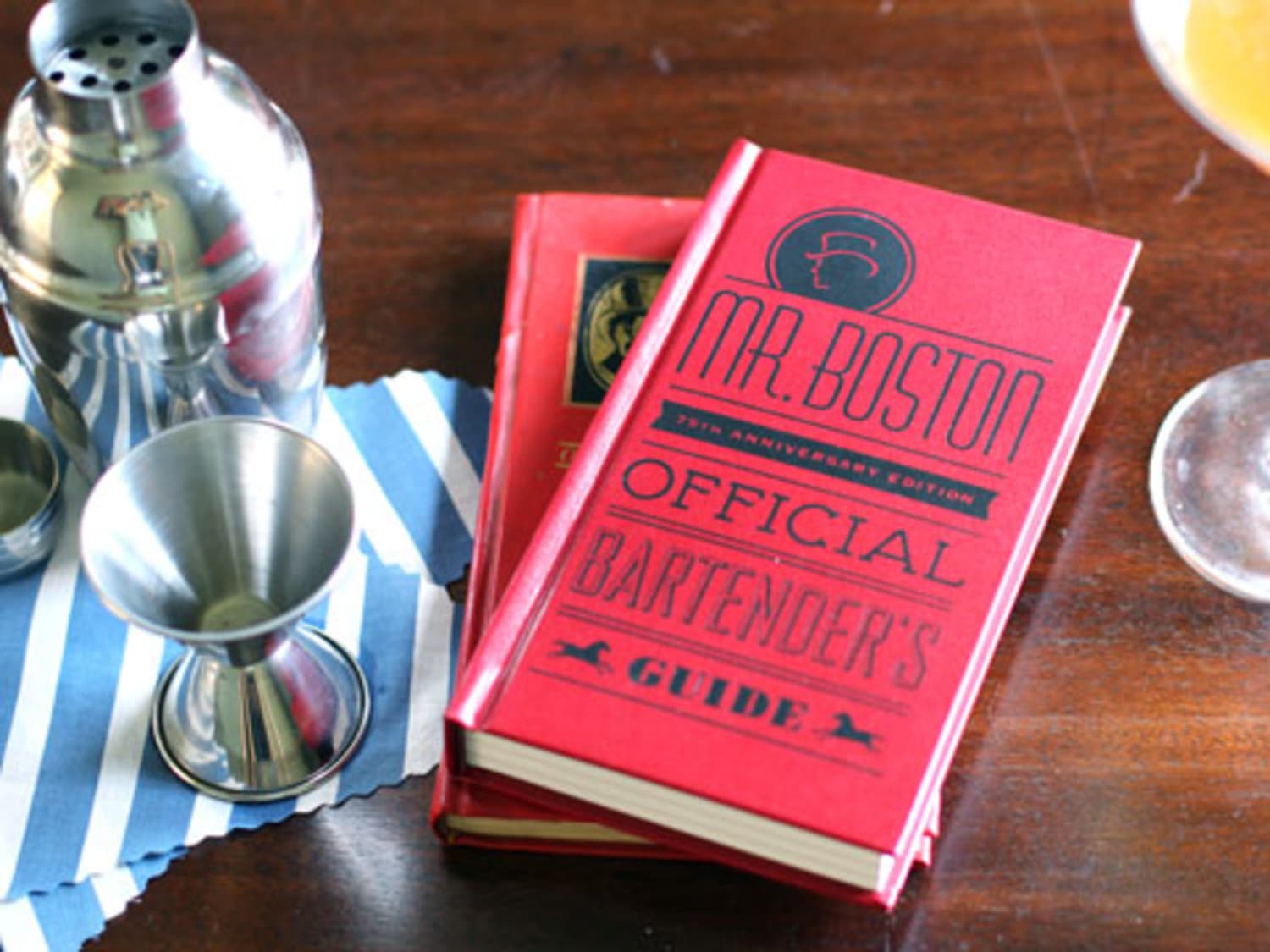 Classic Cocktail Book: Mr. Boston Official Bartender's Guide