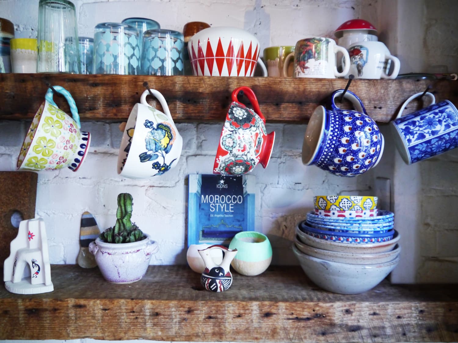 Shelf to hang coffee mugs hot sale