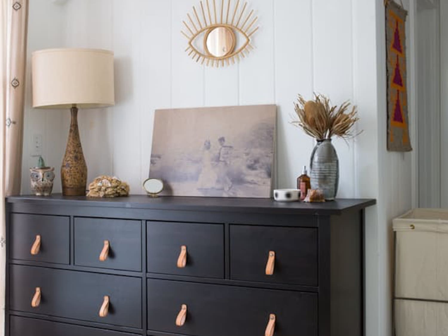 Chest of store drawer knobs