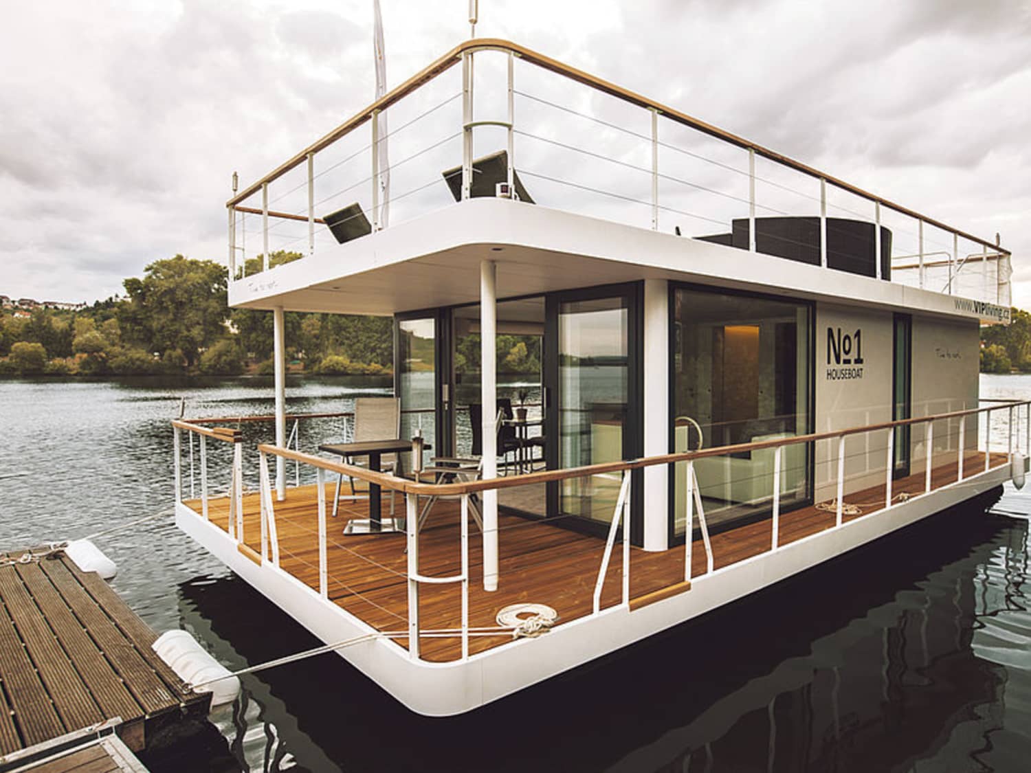 The Tiny Houseboat That Makes Me Want to Escape Manhattan