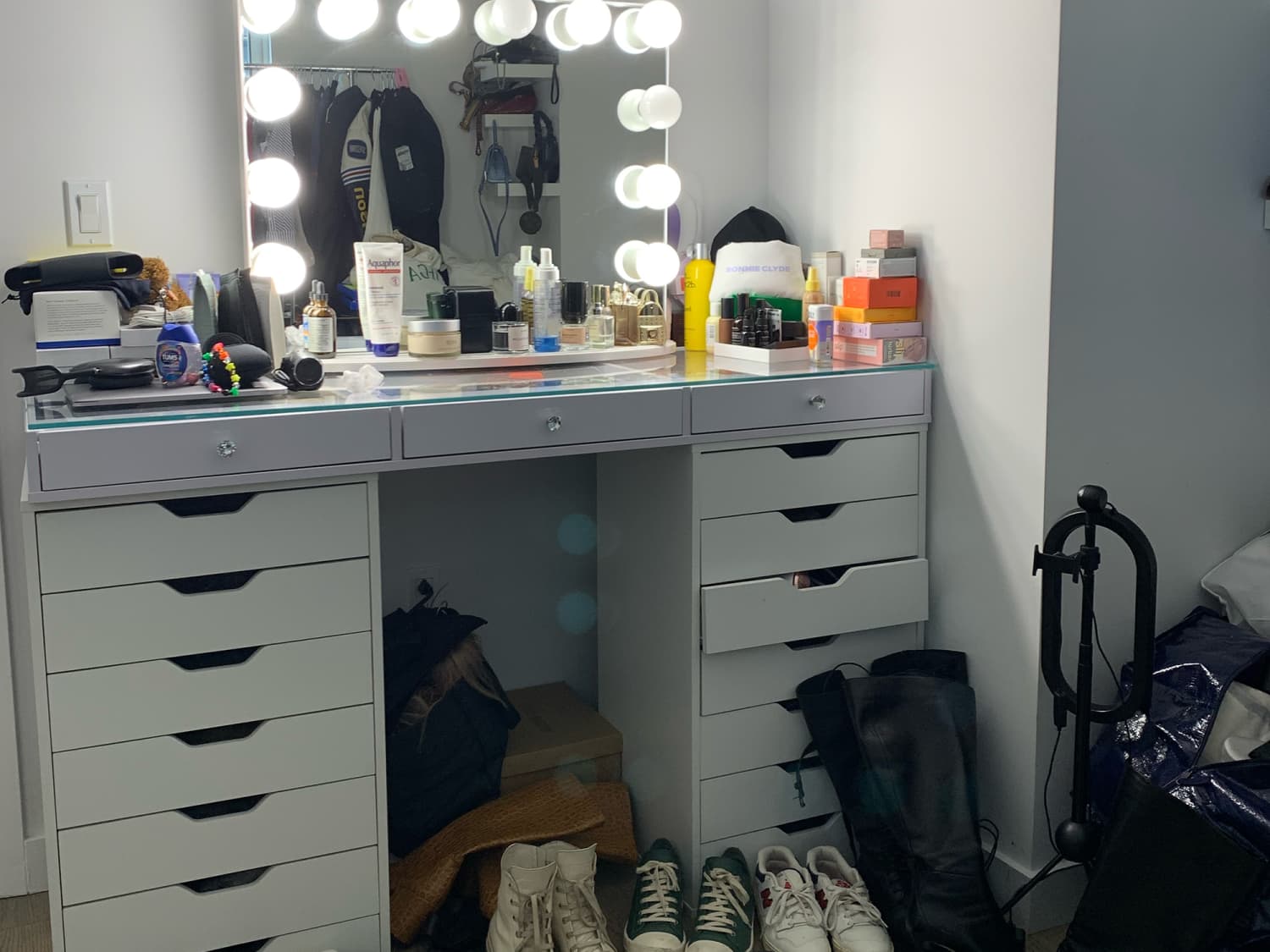 Glam room deals vanity