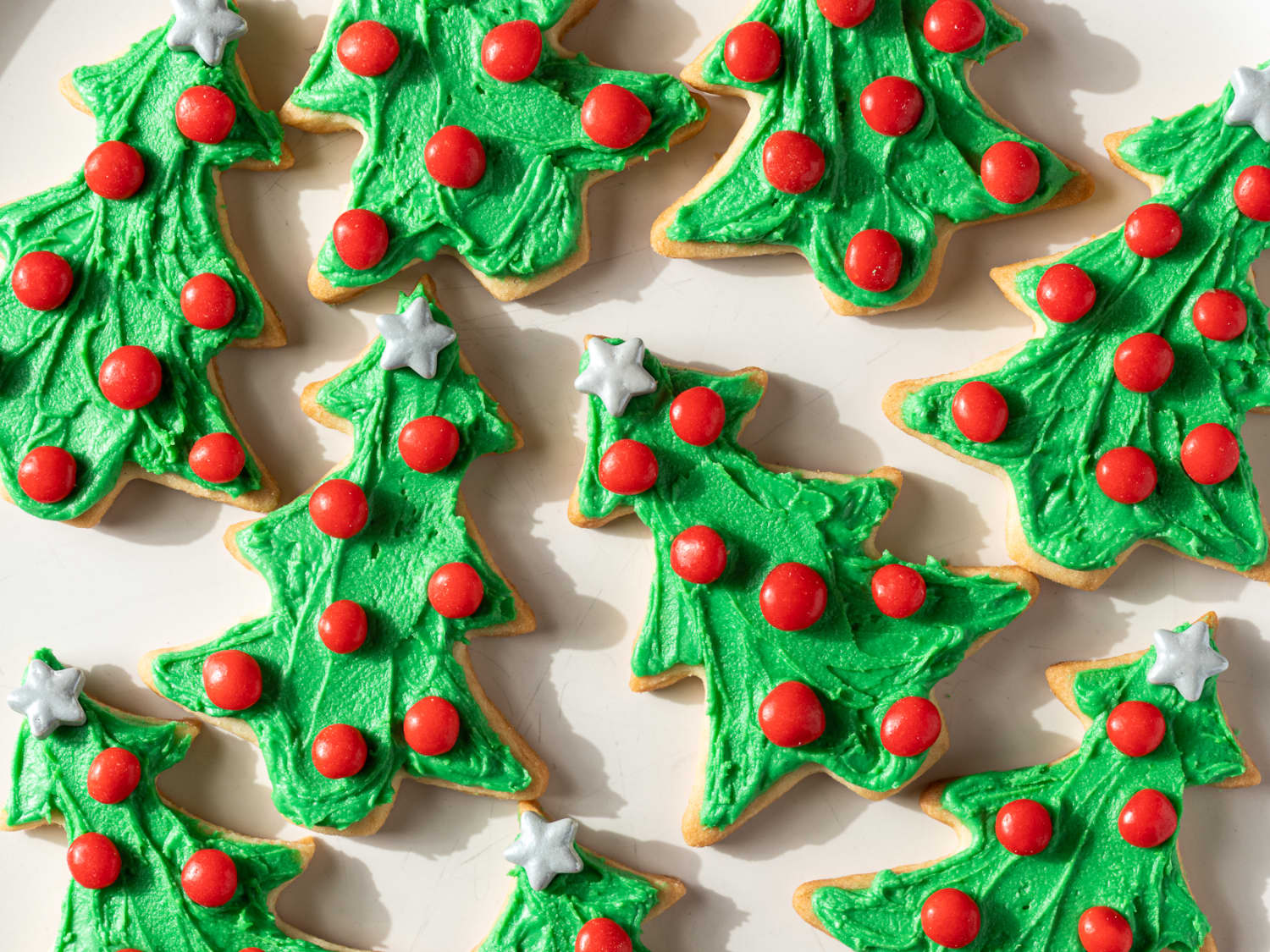https://cdn.apartmenttherapy.info/image/upload/f_jpg,q_auto:eco,c_fill,g_auto,w_1500,ar_4:3/k%2FEdit%2F2022-11-Christmas-Tree-Cookies%2Fxmas-cookies