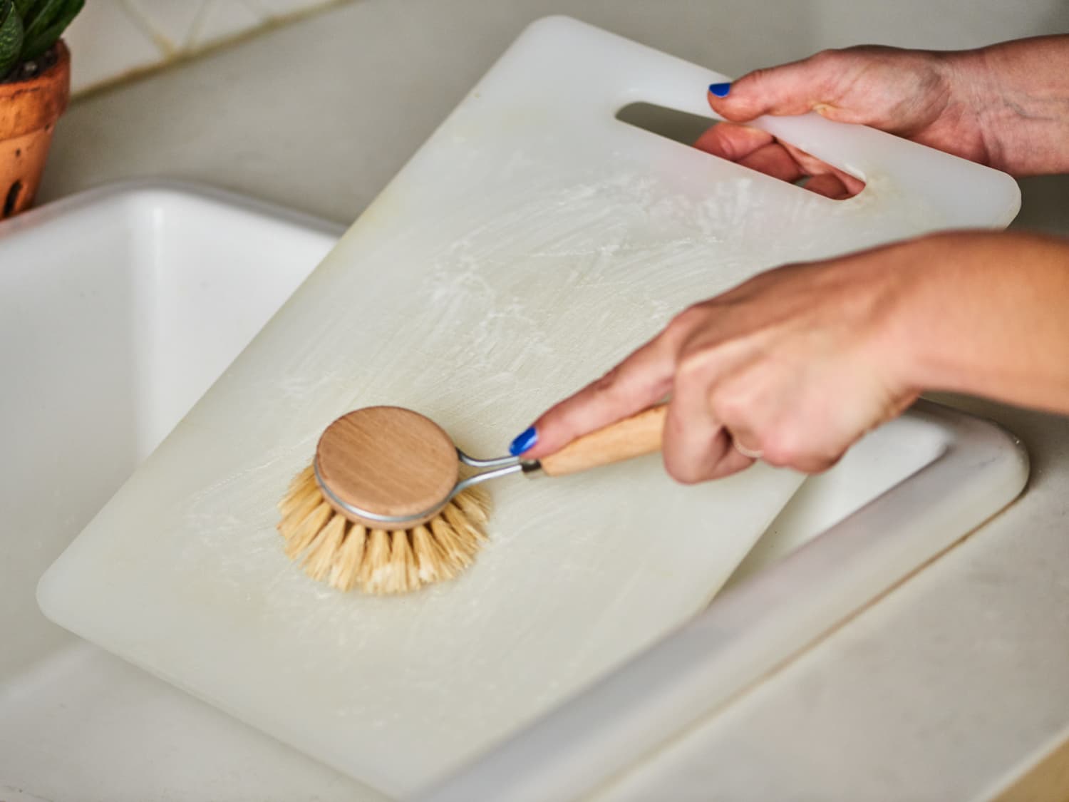 Surprise: Plastic Cutting Boards Shed Microplastics During Use