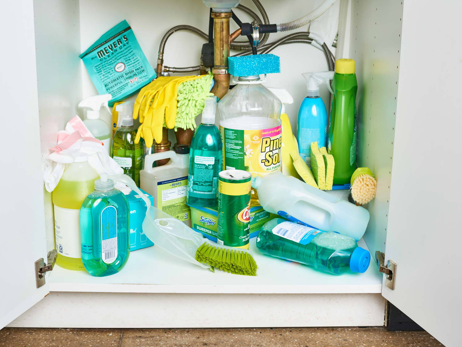 How to organize cleaning supplies: 12 expert tips