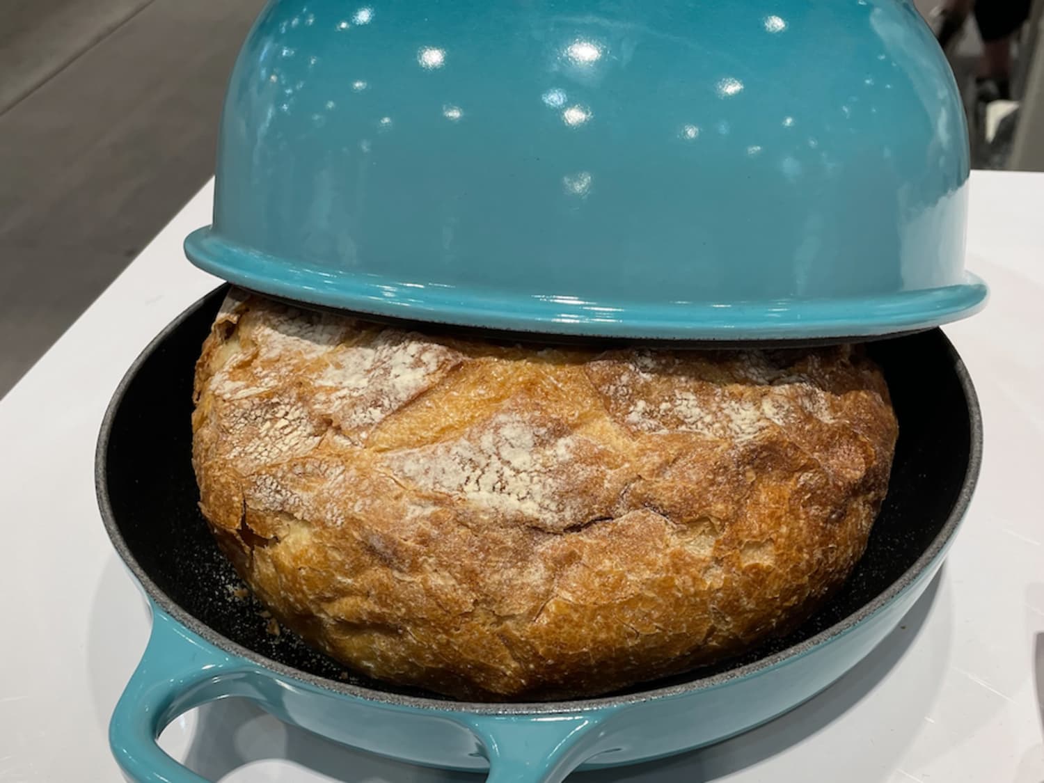 søskende Ekspert ørn I Tried the New Le Creuset Bread Oven - and I Love It | Apartment Therapy