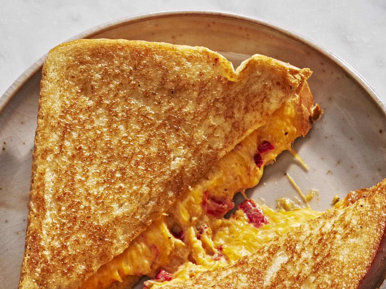 https://cdn.apartmenttherapy.info/image/upload/f_jpg,q_auto:eco,c_fill,g_auto,w_1500,ar_4:3/k%2FPhoto%2FRecipes%2F2023-03-pimento-grilled-cheese%2Fpimento-grilled-cheese_001