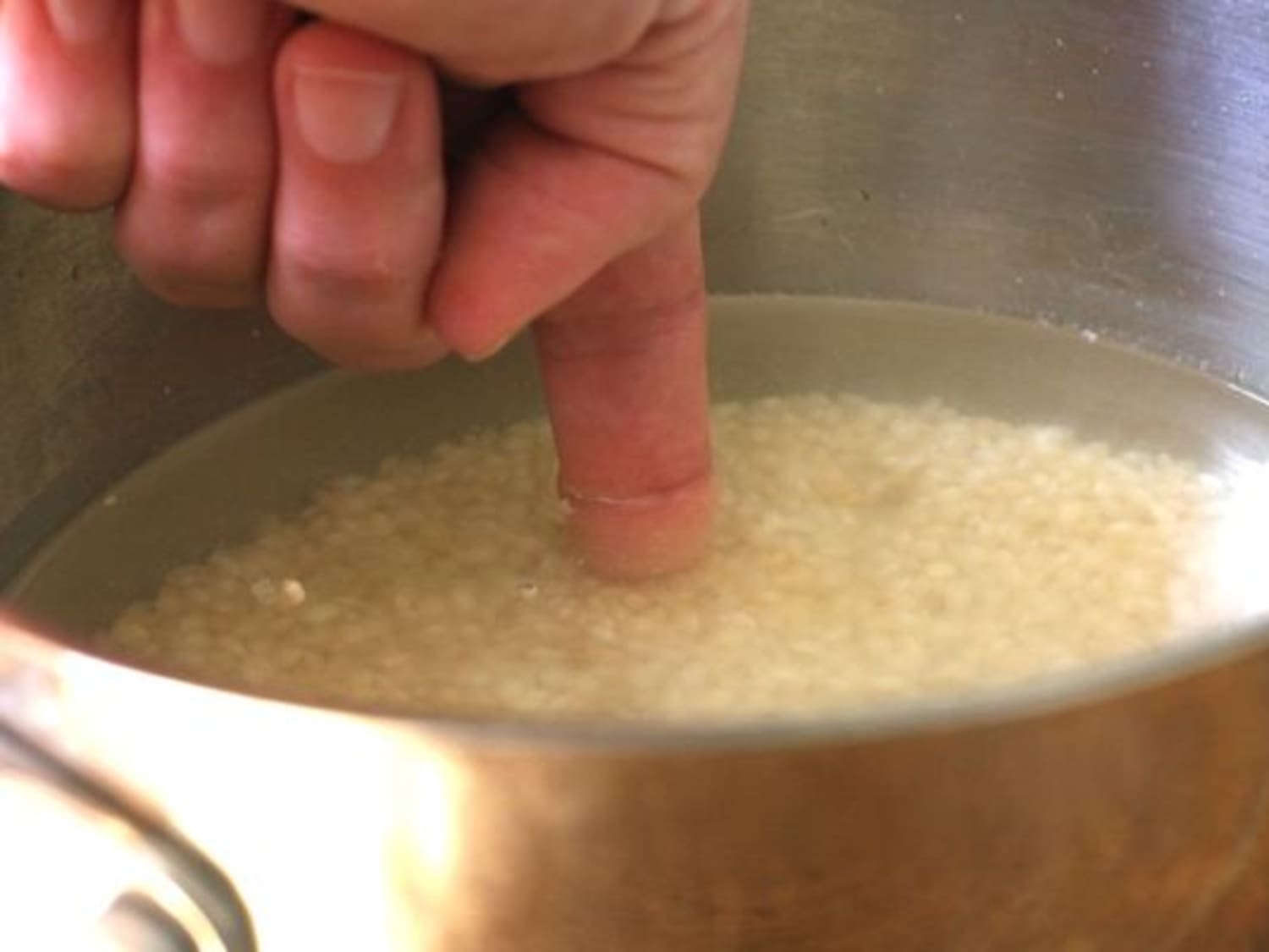 Какой водой заливают рис холодной или горячей. Вода для варки риса. Рис к воде. Рис залитый водой для варки. Кухня готовка риса.