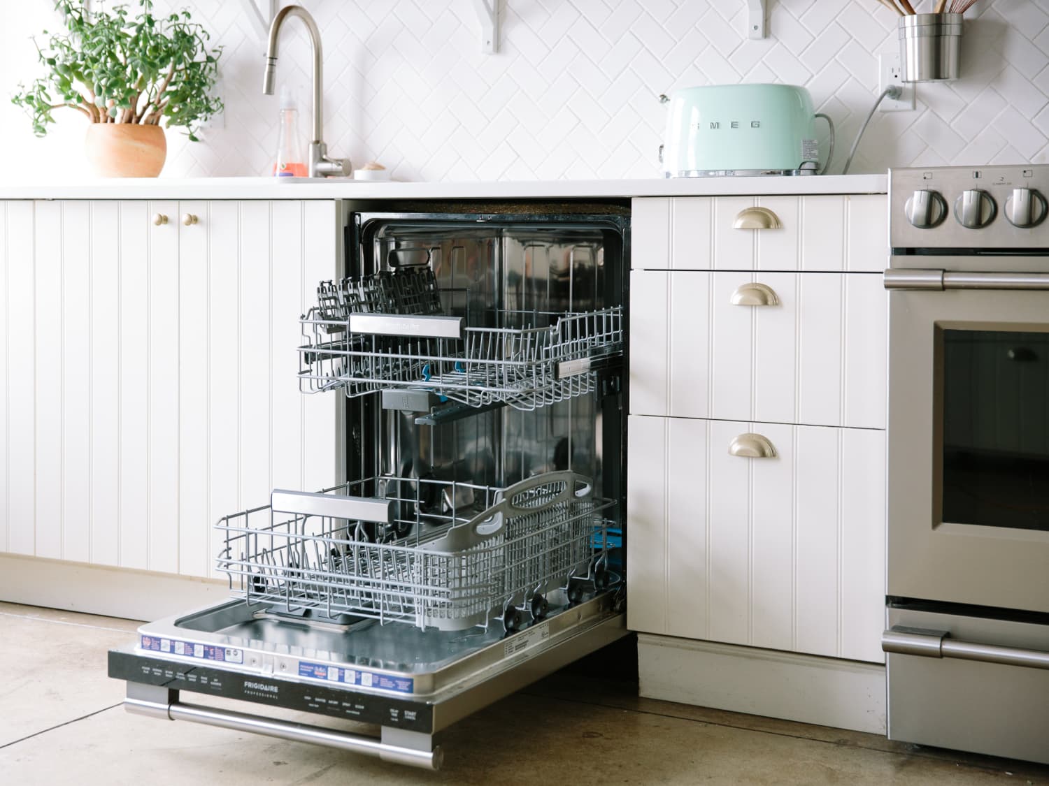 Отдельностоящая посудомоечная машина в интерьере кухни фото