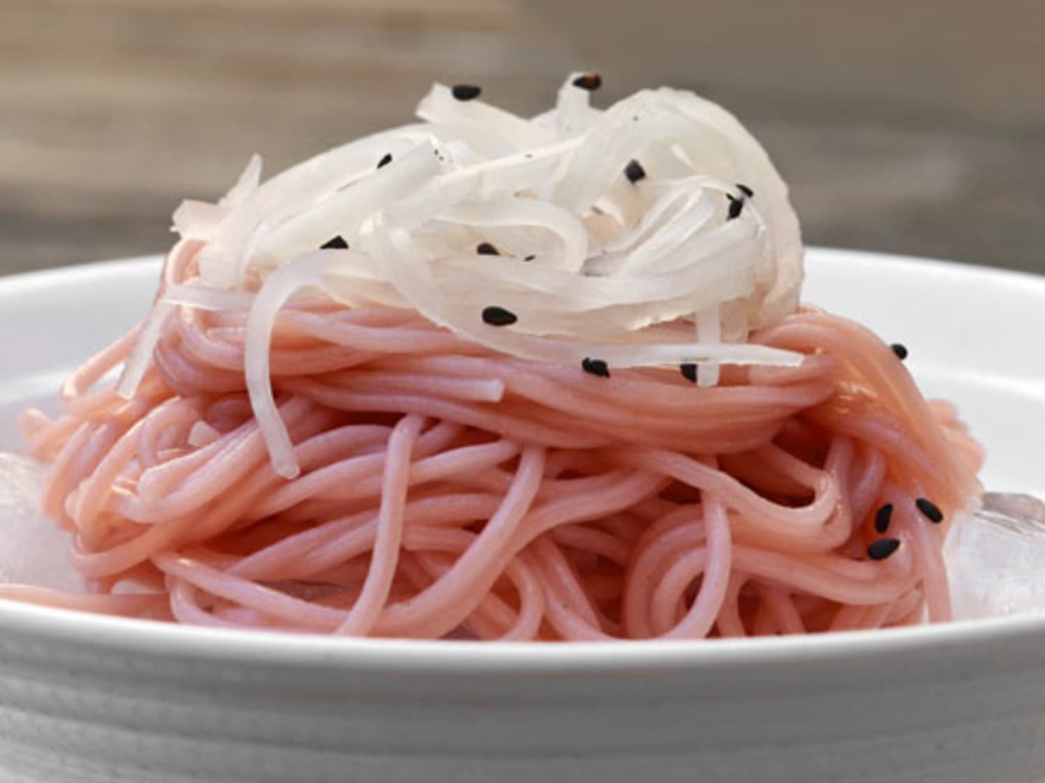 лапша корейская с курицей розовая. лапша розовый корея. розовая лапша. розовая острая лапша. японская лапша розовая.