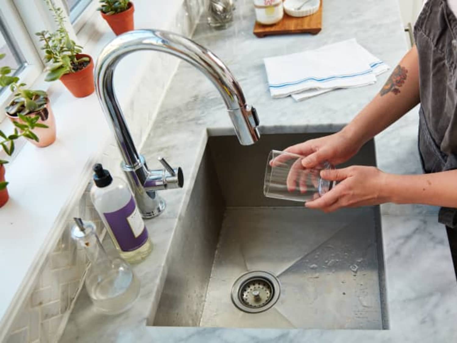 How to Clean and Maintain the Kitchen Sink - Cleaning Guide by Fantastic