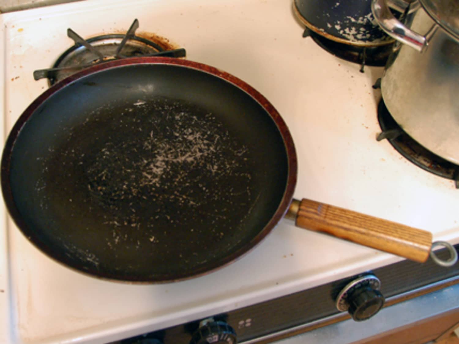 тефлоновое покрытие сковороды вредно. сколы на керамике сковорода. можно ли пользоваться сковородой с поврежденным. испорченная сковородка. сковородка царапина на тефлоне.