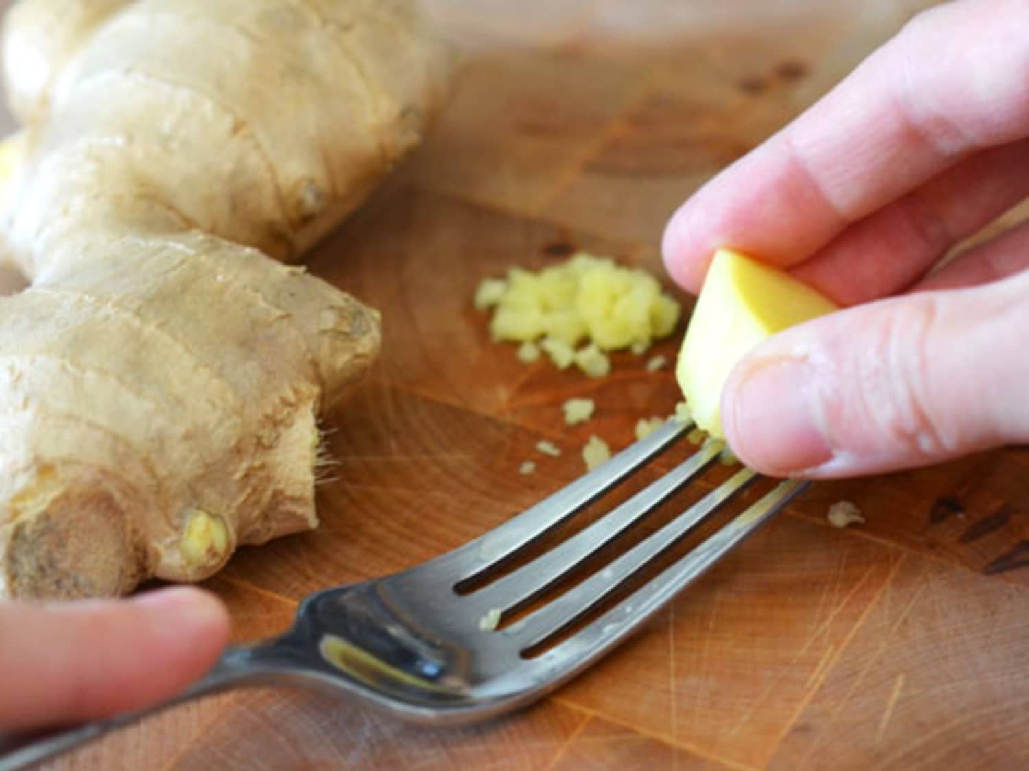 Effortlessly Grate, Slice, and Peel Ginger with Our 3-in-1 Ginger Tool 