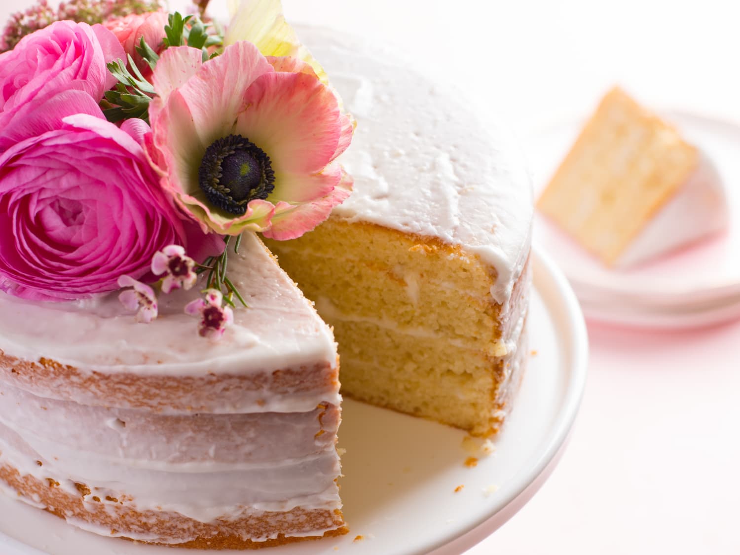 What to Know About Putting Flowers on Your Cakes