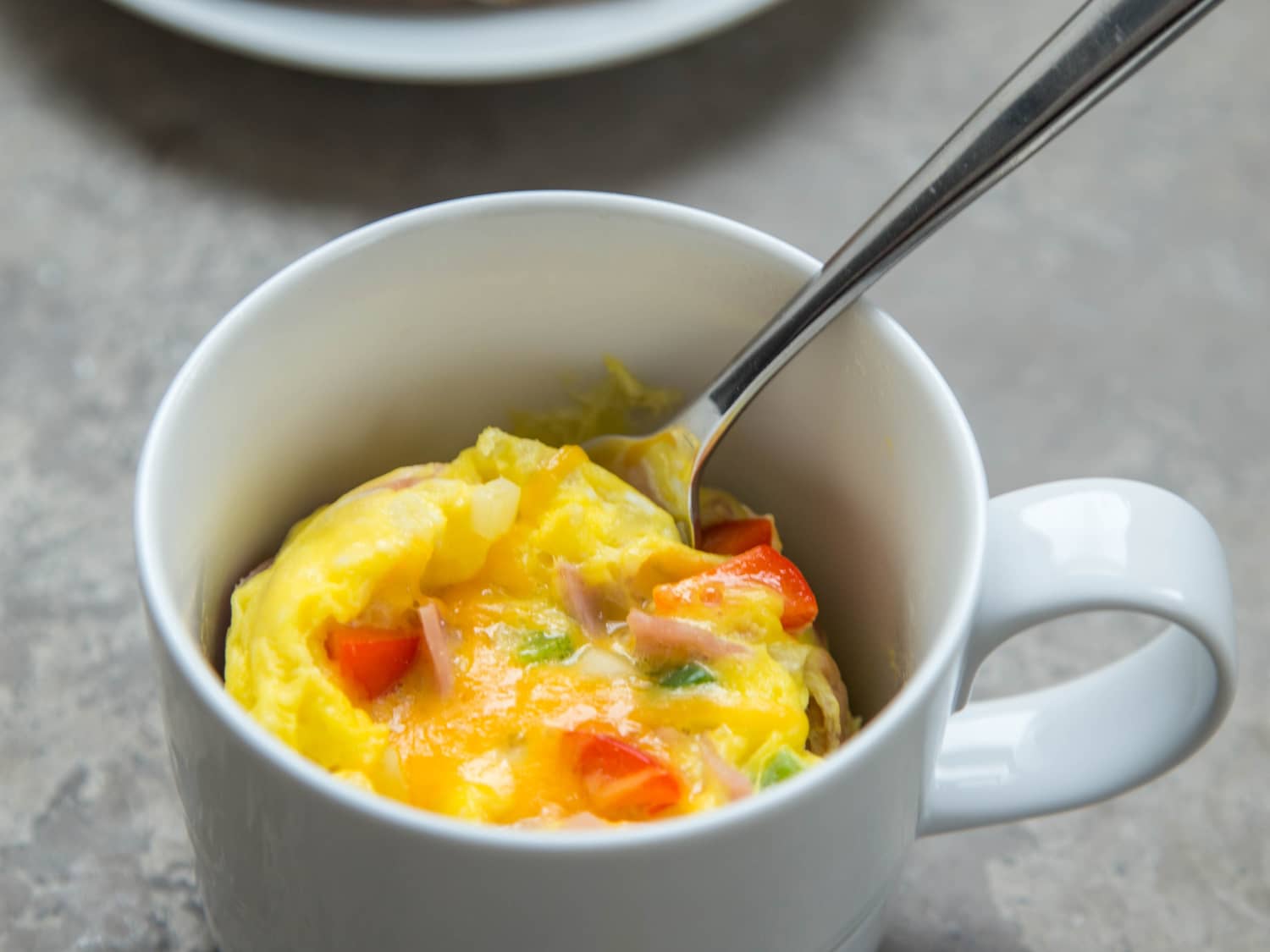 омлет в чашке. яичница с сыром и чесноком в микроволновке. омлет в чашке. яичница в микроволновке в кружке. можно сделать омлет в микроволновке.