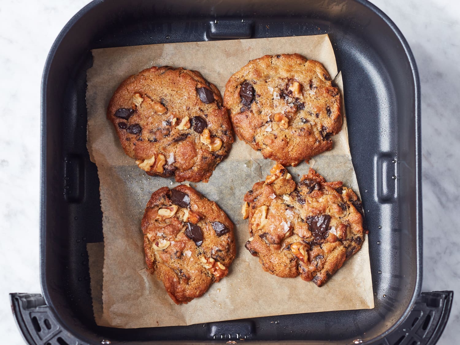 Baking cookies in air outlet fryer
