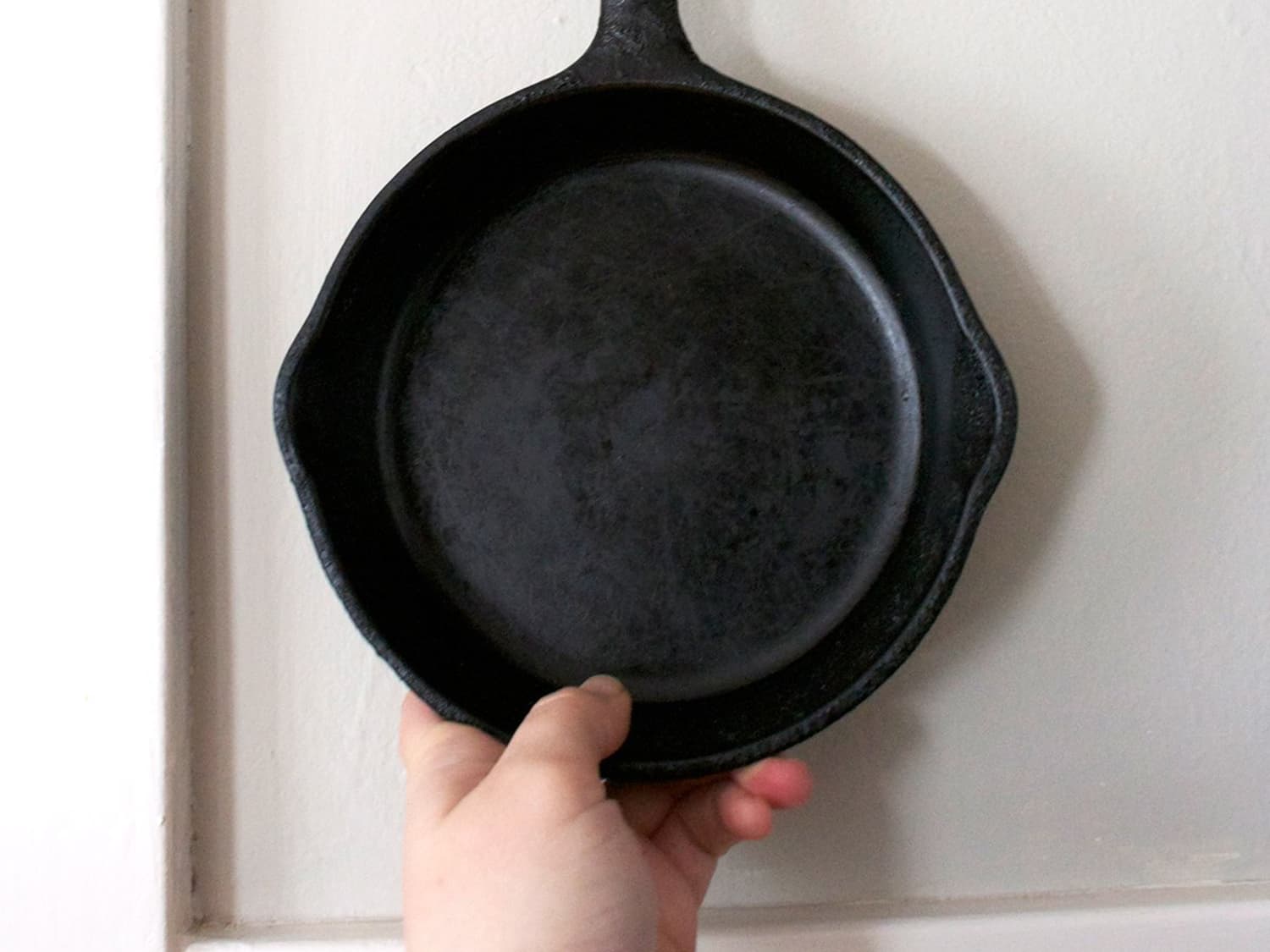 Frying pan wall clearance hooks