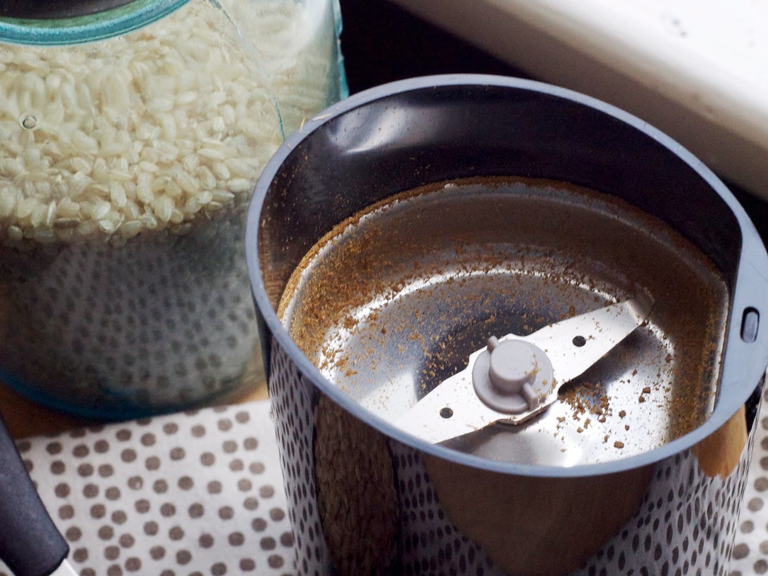 Burr grinder top cleaner