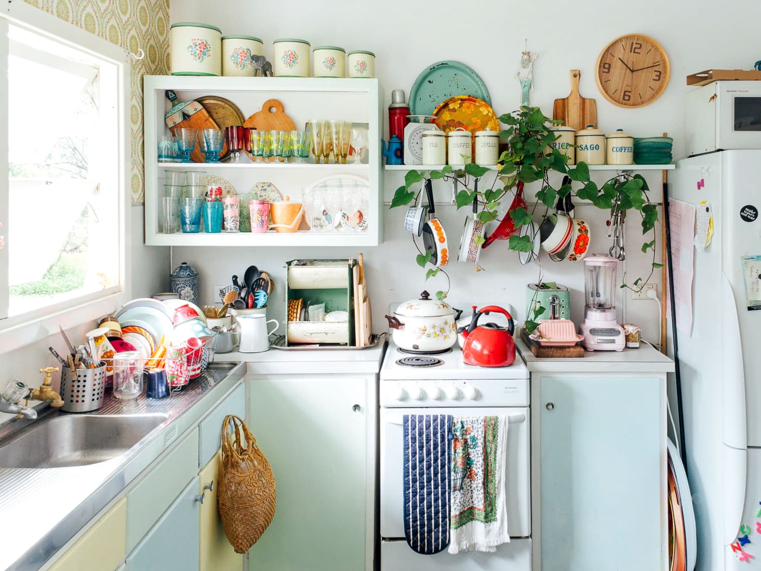 8 Cluttered Kitchens We Totally Love | Apartment Therapy, image size:1500x1125