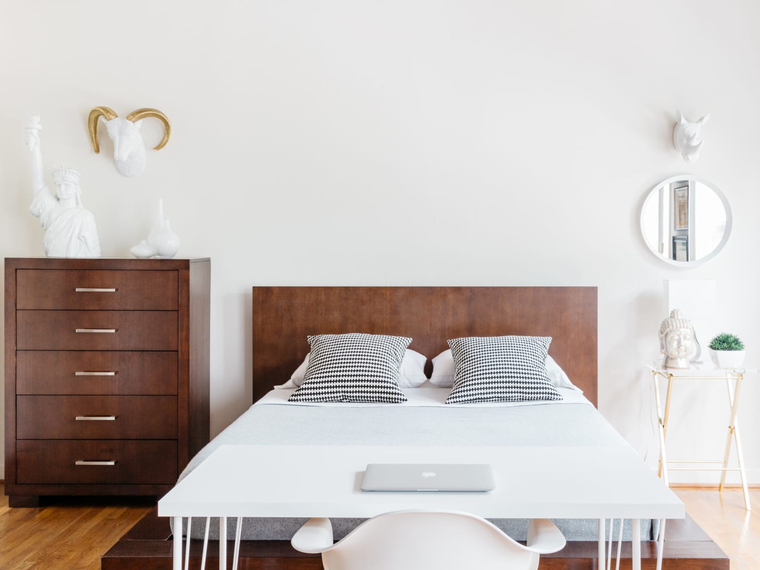 35 Minimalist Bedroom Ideas (With Photos of Inspiring Decor ...