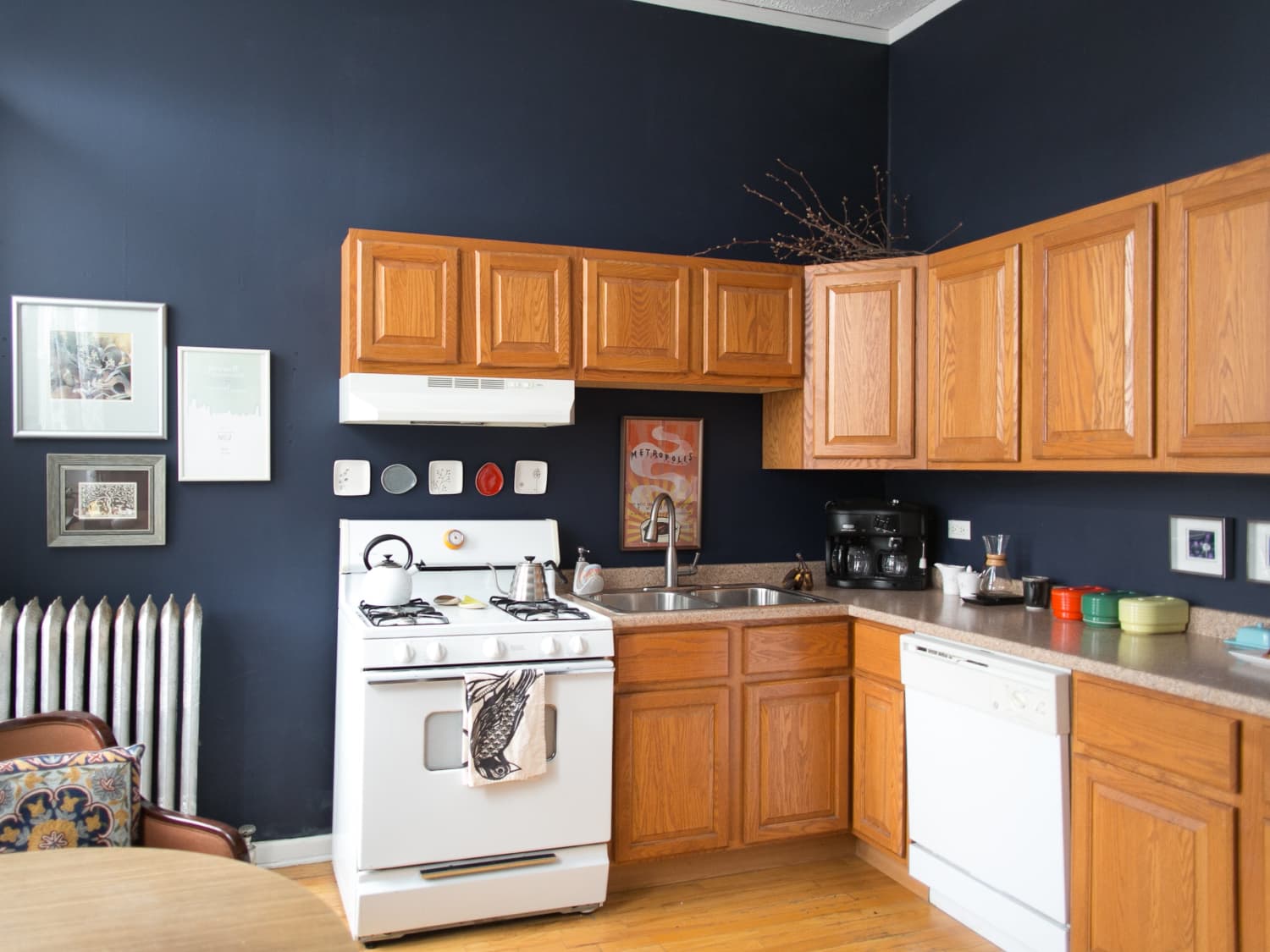 This Is How To Deal With Honey Oak Cabinets Paint The Walls